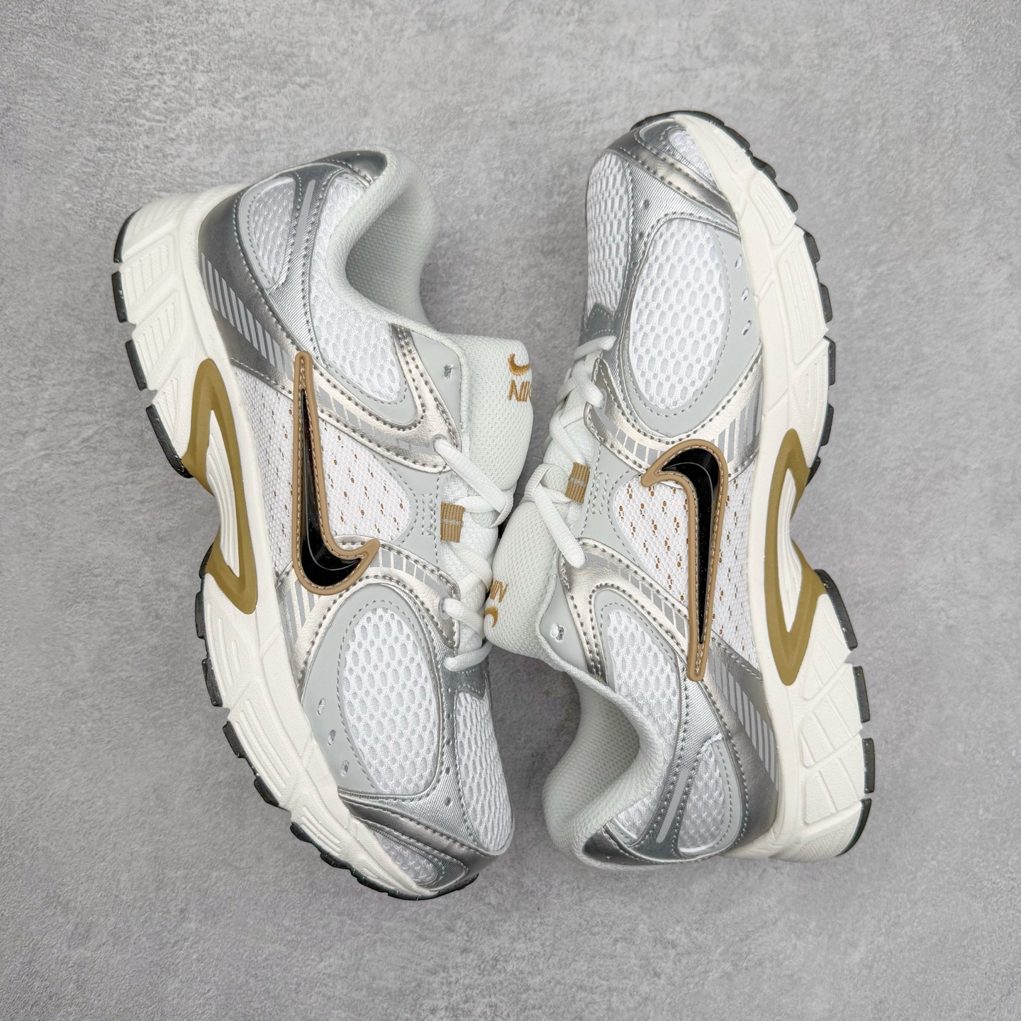 图片[3]-NK V5 RNR 舒适百搭防滑耐磨低帮跑步鞋 HJ5228-102 舒适有型适合日常穿着 该鞋款延续千禧年经典设计搭载泡绵中底 厚实而轻盈匠心细节巧搭立体耐克勾标志焕新演绎复古跑鞋 鞋款从千禧年美学汲取灵感 混搭多种材质突显层次感立体感和传统跑步风范 尺码：36 36.5 37.5 38 38.5 39 40 40.5 41 42 42.5 43 44 44.5 45-选品中心