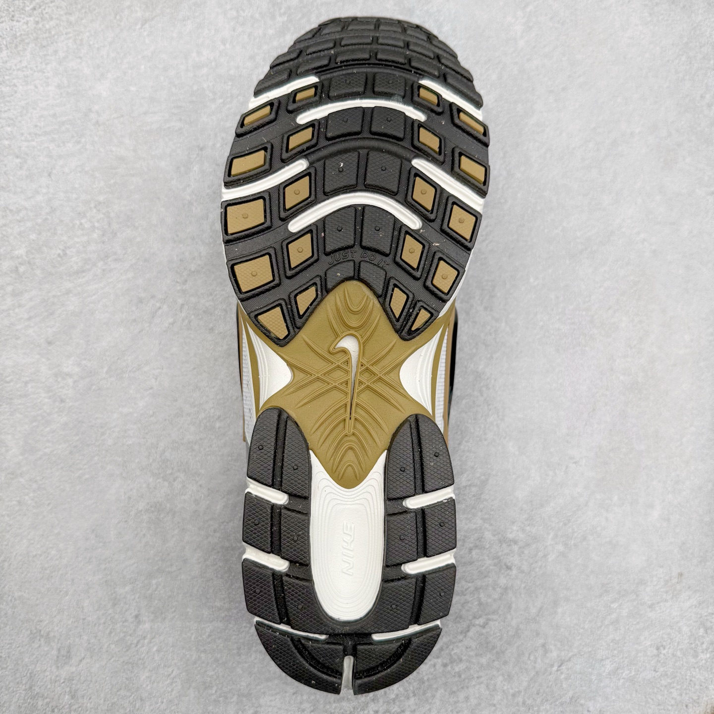 图片[9]-NK V5 RNR 舒适百搭防滑耐磨低帮跑步鞋 HJ5228-102 舒适有型适合日常穿着 该鞋款延续千禧年经典设计搭载泡绵中底 厚实而轻盈匠心细节巧搭立体耐克勾标志焕新演绎复古跑鞋 鞋款从千禧年美学汲取灵感 混搭多种材质突显层次感立体感和传统跑步风范 尺码：36 36.5 37.5 38 38.5 39 40 40.5 41 42 42.5 43 44 44.5 45-选品中心