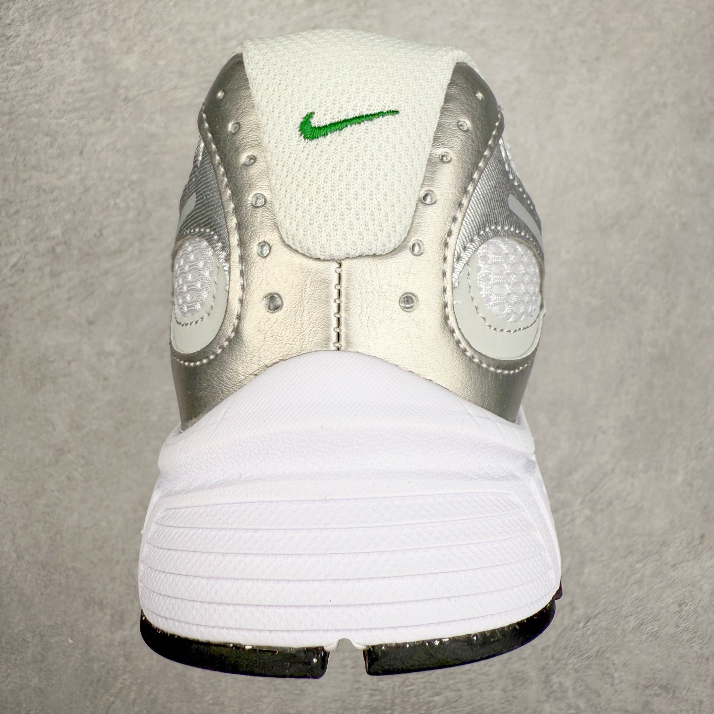 图片[8]-NK V5 RNR 舒适百搭防滑耐磨低帮跑步鞋 HJ5228-100 舒适有型适合日常穿着 该鞋款延续千禧年经典设计搭载泡绵中底 厚实而轻盈匠心细节巧搭立体耐克勾标志焕新演绎复古跑鞋 鞋款从千禧年美学汲取灵感 混搭多种材质突显层次感立体感和传统跑步风范 尺码：36 36.5 37.5 38 38.5 39 40 40.5 41 42 42.5 43 44 44.5 45-选品中心