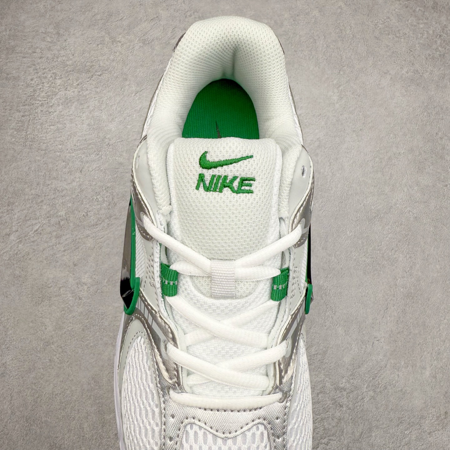 图片[5]-NK V5 RNR 舒适百搭防滑耐磨低帮跑步鞋 HJ5228-100 舒适有型适合日常穿着 该鞋款延续千禧年经典设计搭载泡绵中底 厚实而轻盈匠心细节巧搭立体耐克勾标志焕新演绎复古跑鞋 鞋款从千禧年美学汲取灵感 混搭多种材质突显层次感立体感和传统跑步风范 尺码：36 36.5 37.5 38 38.5 39 40 40.5 41 42 42.5 43 44 44.5 45-选品中心