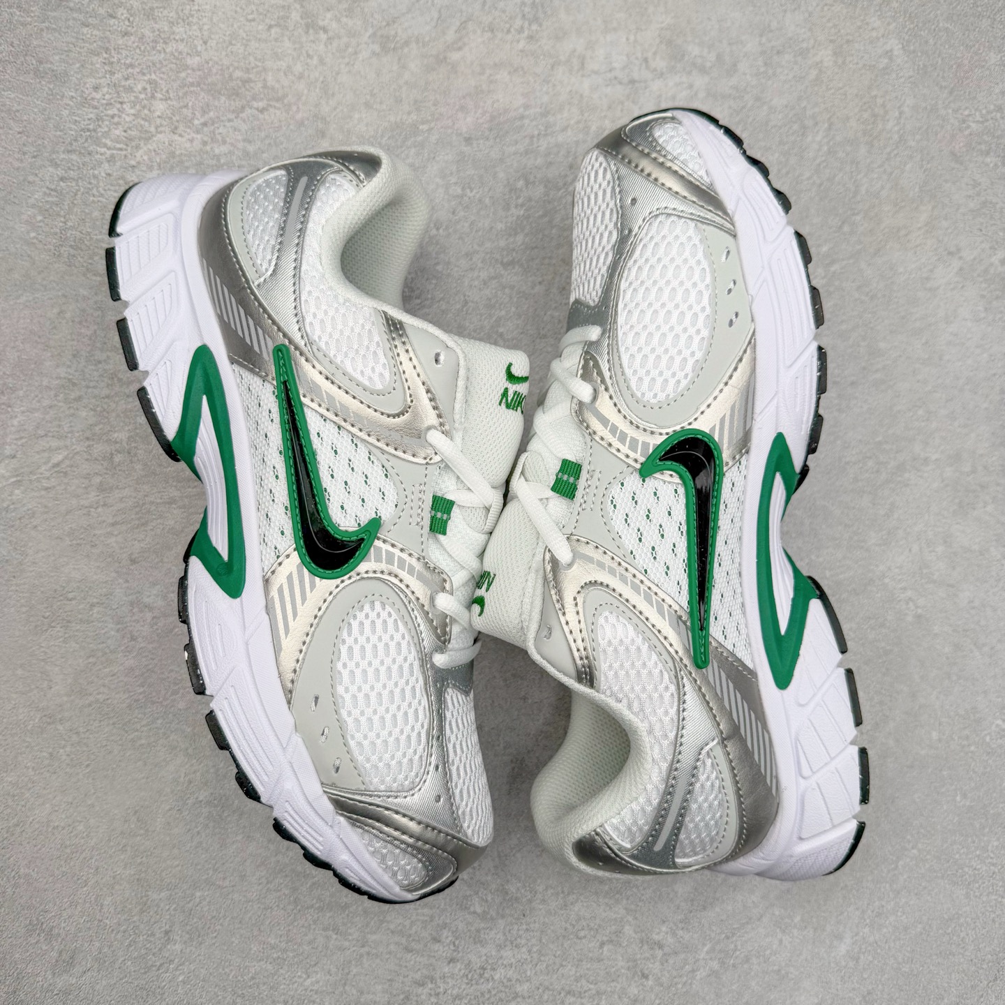 图片[3]-NK V5 RNR 舒适百搭防滑耐磨低帮跑步鞋 HJ5228-100 舒适有型适合日常穿着 该鞋款延续千禧年经典设计搭载泡绵中底 厚实而轻盈匠心细节巧搭立体耐克勾标志焕新演绎复古跑鞋 鞋款从千禧年美学汲取灵感 混搭多种材质突显层次感立体感和传统跑步风范 尺码：36 36.5 37.5 38 38.5 39 40 40.5 41 42 42.5 43 44 44.5 45-选品中心