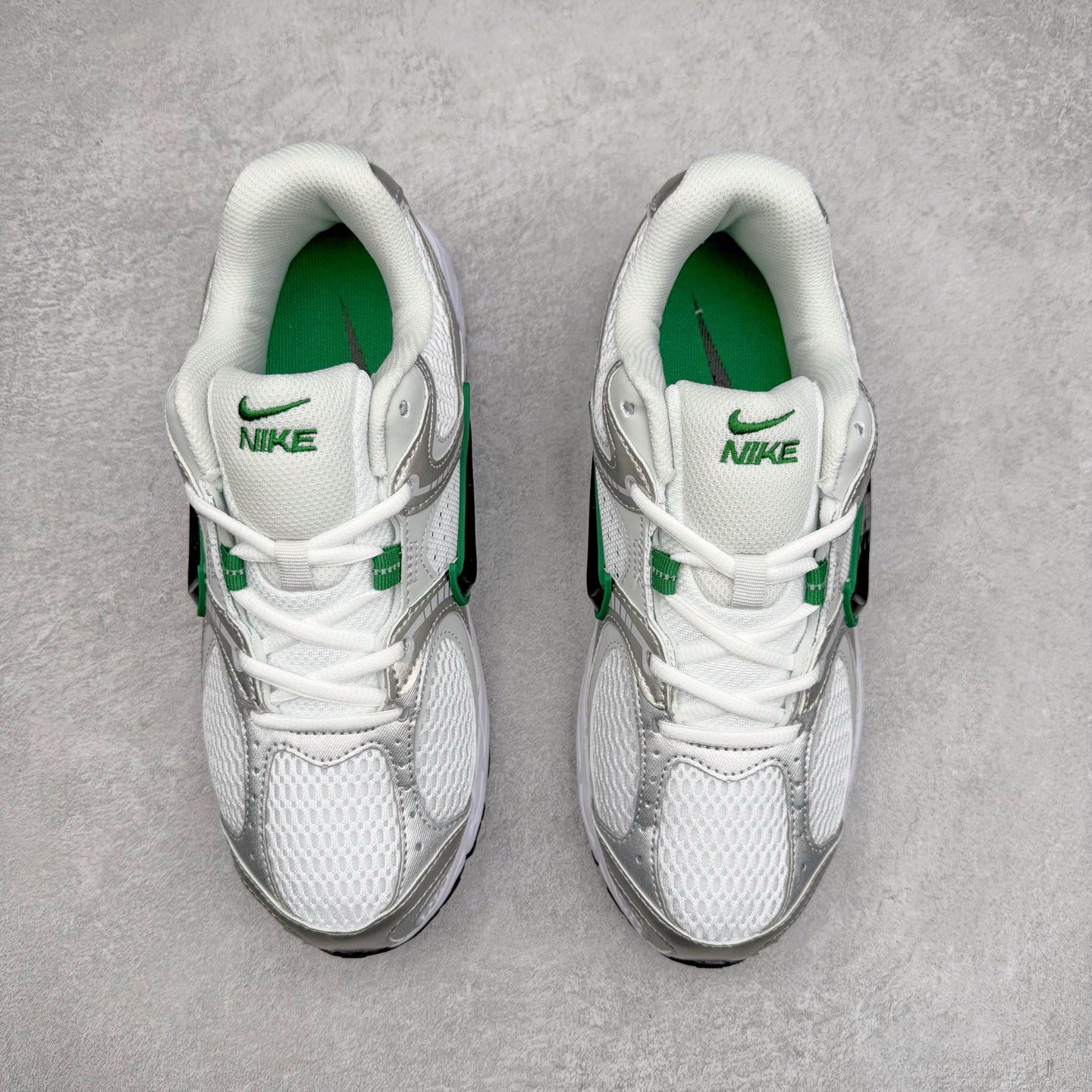 图片[2]-NK V5 RNR 舒适百搭防滑耐磨低帮跑步鞋 HJ5228-100 舒适有型适合日常穿着 该鞋款延续千禧年经典设计搭载泡绵中底 厚实而轻盈匠心细节巧搭立体耐克勾标志焕新演绎复古跑鞋 鞋款从千禧年美学汲取灵感 混搭多种材质突显层次感立体感和传统跑步风范 尺码：36 36.5 37.5 38 38.5 39 40 40.5 41 42 42.5 43 44 44.5 45-选品中心