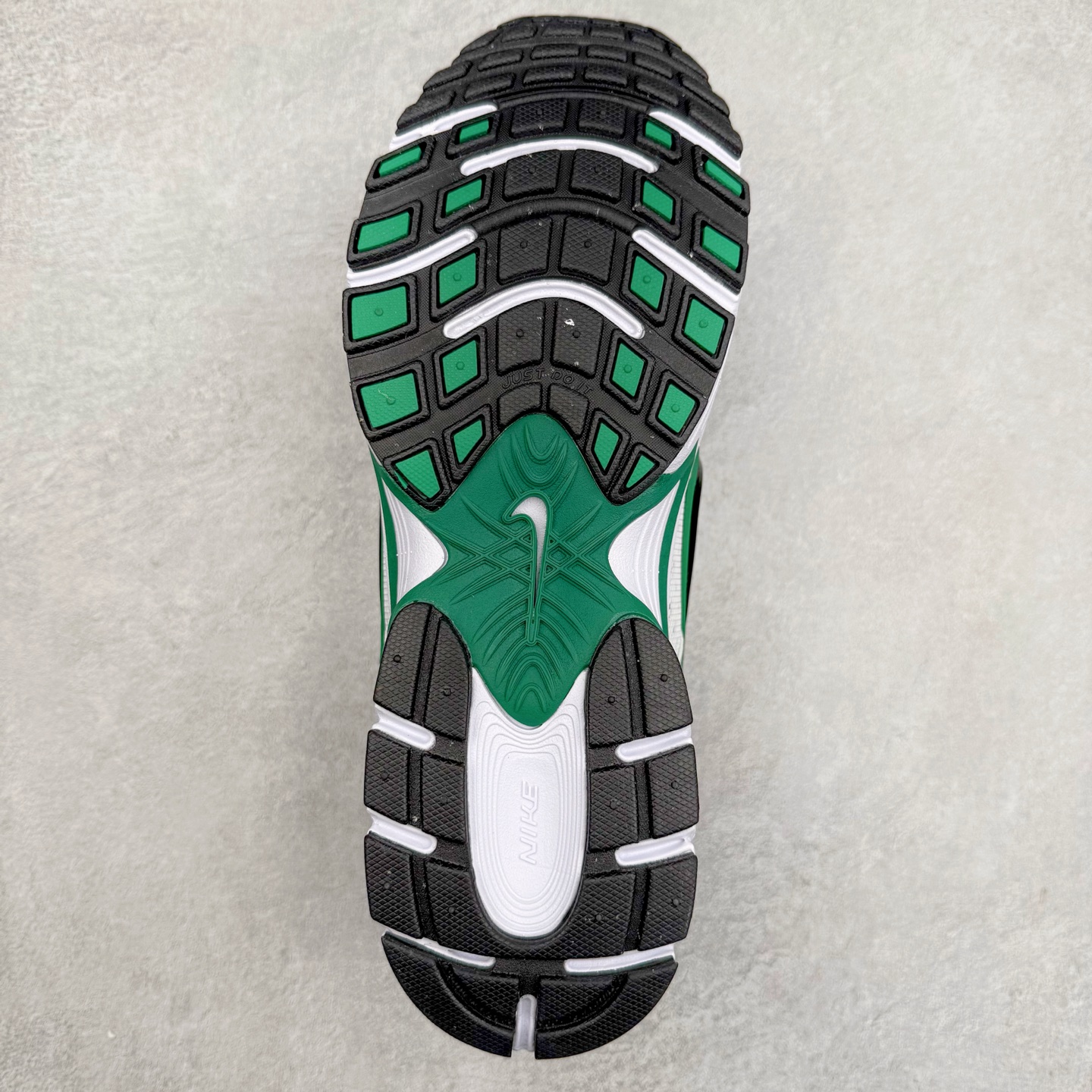 图片[9]-NK V5 RNR 舒适百搭防滑耐磨低帮跑步鞋 HJ5228-100 舒适有型适合日常穿着 该鞋款延续千禧年经典设计搭载泡绵中底 厚实而轻盈匠心细节巧搭立体耐克勾标志焕新演绎复古跑鞋 鞋款从千禧年美学汲取灵感 混搭多种材质突显层次感立体感和传统跑步风范 尺码：36 36.5 37.5 38 38.5 39 40 40.5 41 42 42.5 43 44 44.5 45-选品中心