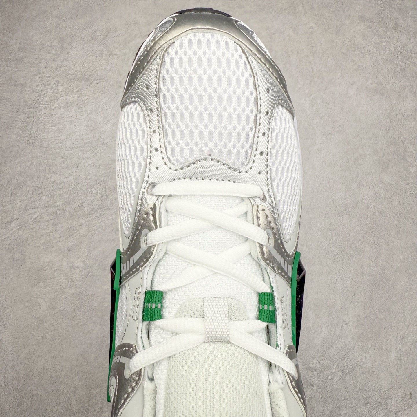 图片[4]-NK V5 RNR 舒适百搭防滑耐磨低帮跑步鞋 HJ5228-100 舒适有型适合日常穿着 该鞋款延续千禧年经典设计搭载泡绵中底 厚实而轻盈匠心细节巧搭立体耐克勾标志焕新演绎复古跑鞋 鞋款从千禧年美学汲取灵感 混搭多种材质突显层次感立体感和传统跑步风范 尺码：36 36.5 37.5 38 38.5 39 40 40.5 41 42 42.5 43 44 44.5 45-选品中心