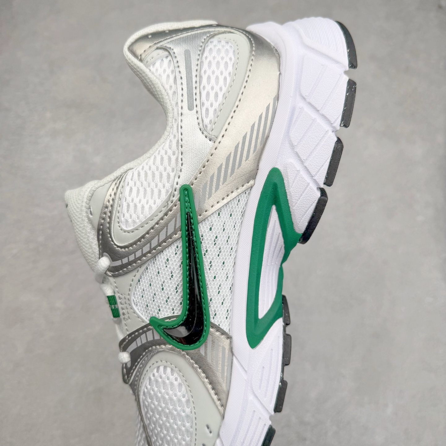 图片[7]-NK V5 RNR 舒适百搭防滑耐磨低帮跑步鞋 HJ5228-100 舒适有型适合日常穿着 该鞋款延续千禧年经典设计搭载泡绵中底 厚实而轻盈匠心细节巧搭立体耐克勾标志焕新演绎复古跑鞋 鞋款从千禧年美学汲取灵感 混搭多种材质突显层次感立体感和传统跑步风范 尺码：36 36.5 37.5 38 38.5 39 40 40.5 41 42 42.5 43 44 44.5 45-选品中心