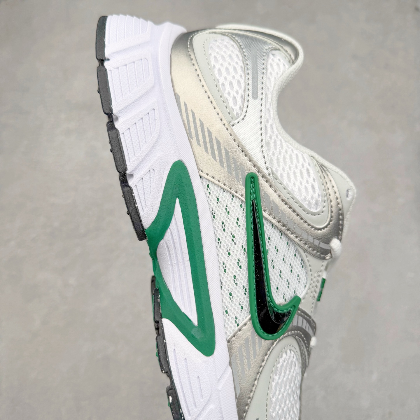 图片[6]-NK V5 RNR 舒适百搭防滑耐磨低帮跑步鞋 HJ5228-100 舒适有型适合日常穿着 该鞋款延续千禧年经典设计搭载泡绵中底 厚实而轻盈匠心细节巧搭立体耐克勾标志焕新演绎复古跑鞋 鞋款从千禧年美学汲取灵感 混搭多种材质突显层次感立体感和传统跑步风范 尺码：36 36.5 37.5 38 38.5 39 40 40.5 41 42 42.5 43 44 44.5 45-选品中心