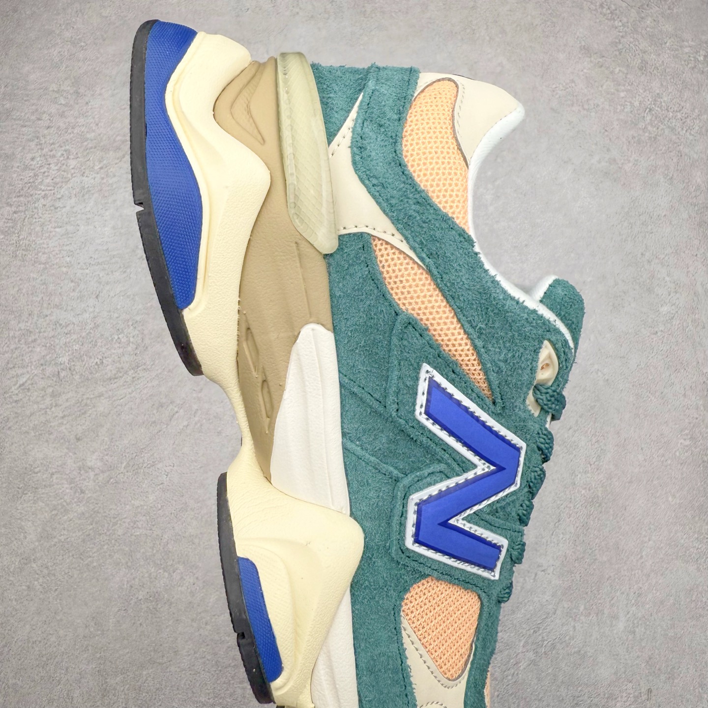 图片[6]-New Balance NB9060 复古运动鞋 新百伦又带来了新鞋型 并且是与芝加哥街头品牌 Joe Freshgoods 的联名款 鞋身主体采用了类似 990 系列的设计风格 与传统复古慢跑鞋区别不大 最大的变化就是鞋底部分 在传统设计的中底外层 增加了多个分区的模块 圆润的线条设计与我们熟悉的 New Balance 风格截然不同 但与同样充满弧形线条的鞋面搭配 看起来毫无违和感 尺码：36-45-选品中心
