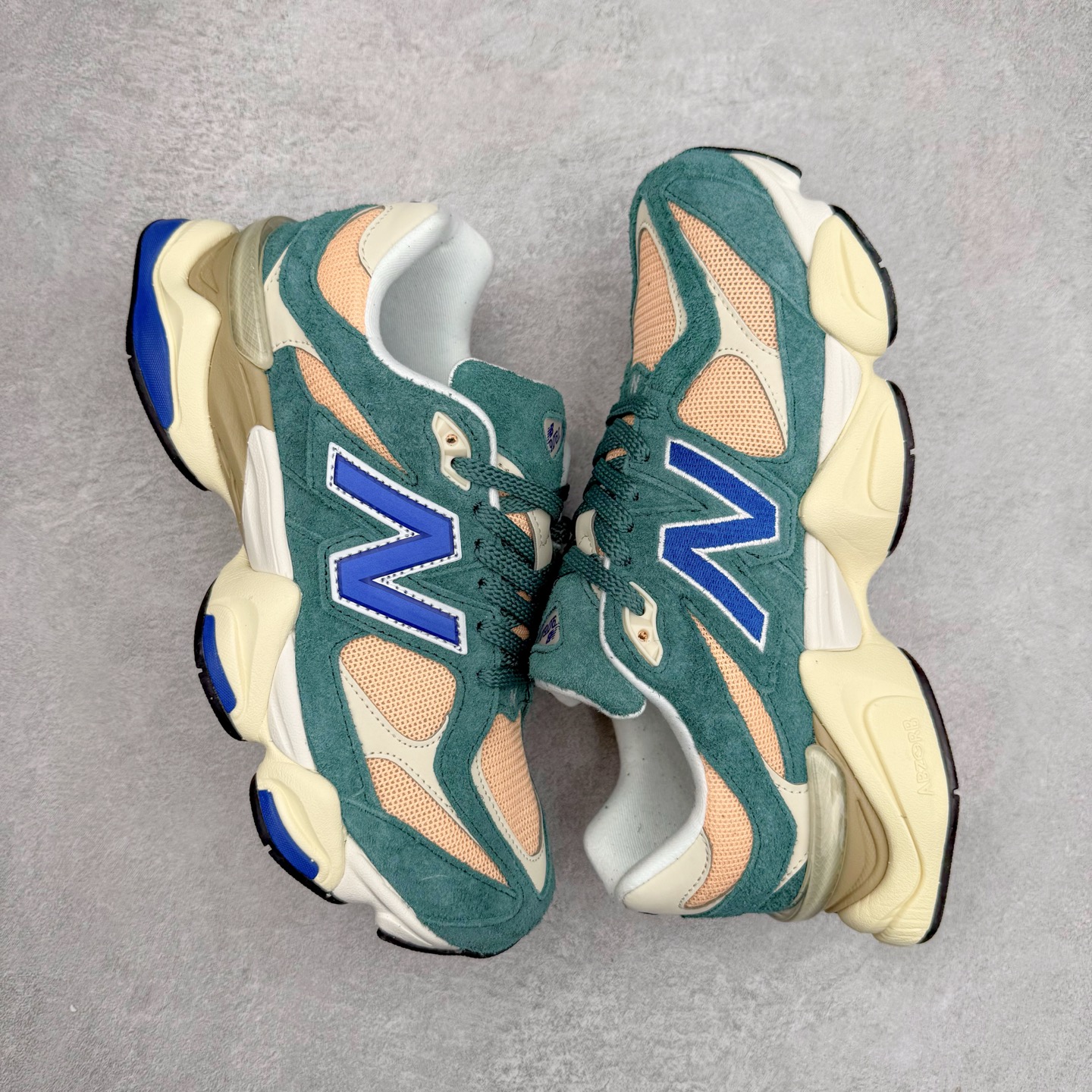 图片[3]-New Balance NB9060 复古运动鞋 新百伦又带来了新鞋型 并且是与芝加哥街头品牌 Joe Freshgoods 的联名款 鞋身主体采用了类似 990 系列的设计风格 与传统复古慢跑鞋区别不大 最大的变化就是鞋底部分 在传统设计的中底外层 增加了多个分区的模块 圆润的线条设计与我们熟悉的 New Balance 风格截然不同 但与同样充满弧形线条的鞋面搭配 看起来毫无违和感 尺码：36-45-选品中心