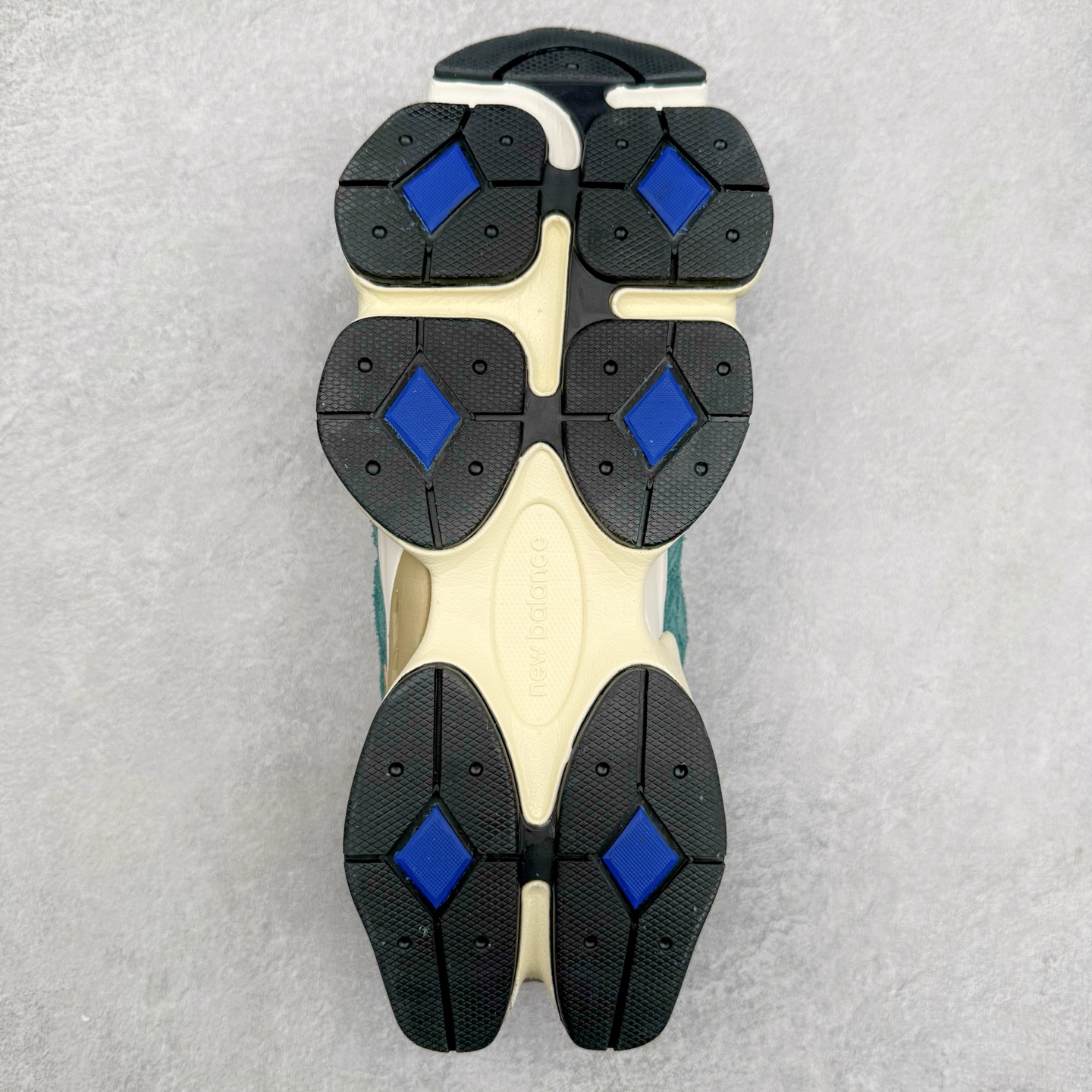 图片[9]-New Balance NB9060 复古运动鞋 新百伦又带来了新鞋型 并且是与芝加哥街头品牌 Joe Freshgoods 的联名款 鞋身主体采用了类似 990 系列的设计风格 与传统复古慢跑鞋区别不大 最大的变化就是鞋底部分 在传统设计的中底外层 增加了多个分区的模块 圆润的线条设计与我们熟悉的 New Balance 风格截然不同 但与同样充满弧形线条的鞋面搭配 看起来毫无违和感 尺码：36-45-选品中心