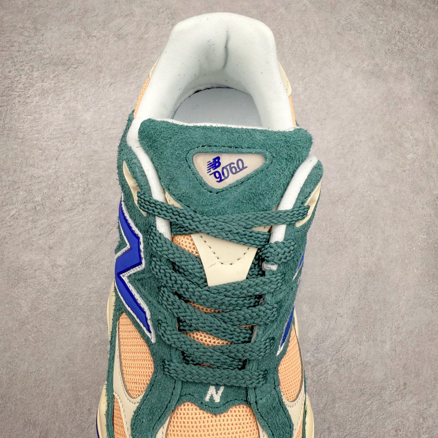 图片[5]-New Balance NB9060 复古运动鞋 新百伦又带来了新鞋型 并且是与芝加哥街头品牌 Joe Freshgoods 的联名款 鞋身主体采用了类似 990 系列的设计风格 与传统复古慢跑鞋区别不大 最大的变化就是鞋底部分 在传统设计的中底外层 增加了多个分区的模块 圆润的线条设计与我们熟悉的 New Balance 风格截然不同 但与同样充满弧形线条的鞋面搭配 看起来毫无违和感 尺码：36-45-选品中心