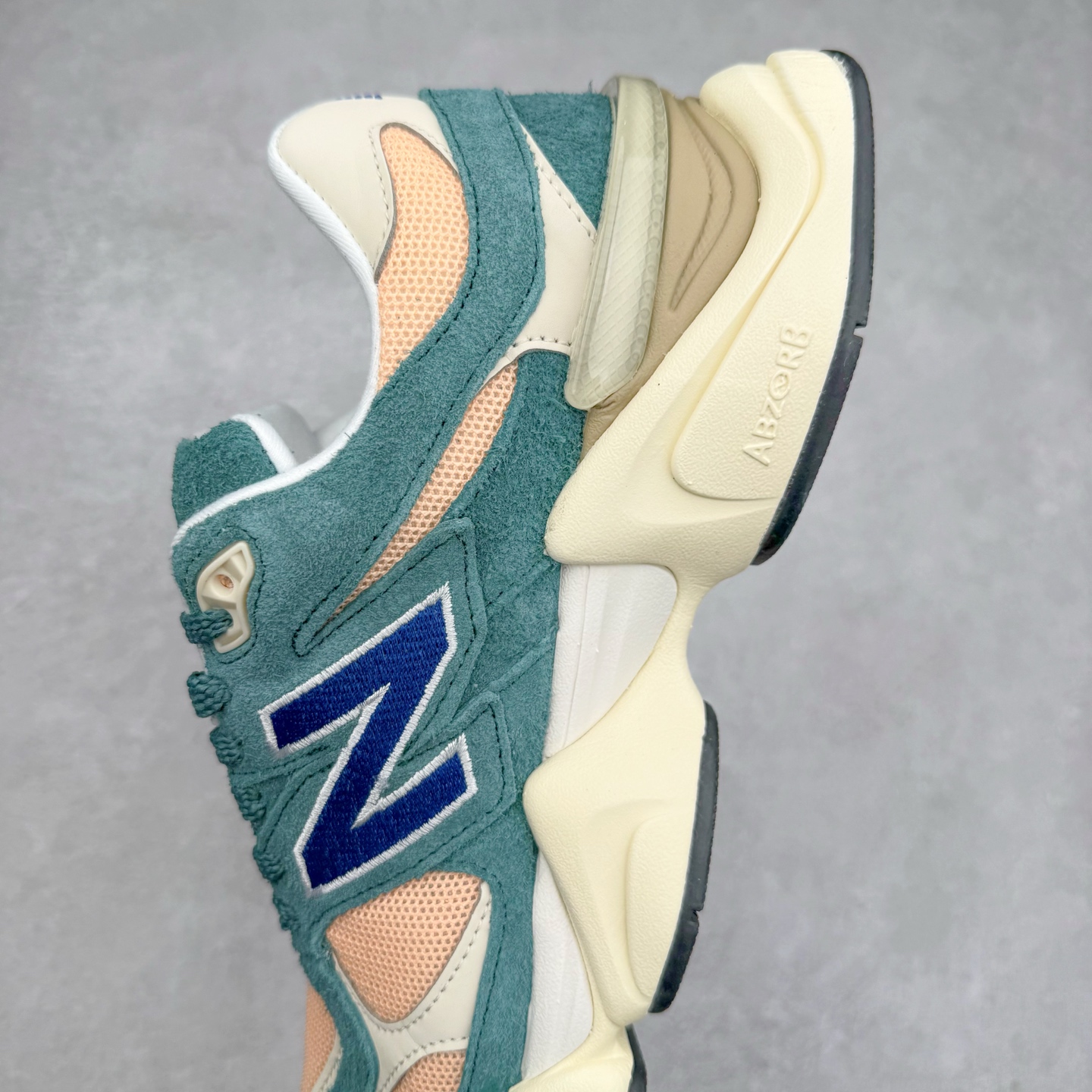 图片[7]-New Balance NB9060 复古运动鞋 新百伦又带来了新鞋型 并且是与芝加哥街头品牌 Joe Freshgoods 的联名款 鞋身主体采用了类似 990 系列的设计风格 与传统复古慢跑鞋区别不大 最大的变化就是鞋底部分 在传统设计的中底外层 增加了多个分区的模块 圆润的线条设计与我们熟悉的 New Balance 风格截然不同 但与同样充满弧形线条的鞋面搭配 看起来毫无违和感 尺码：36-45-选品中心