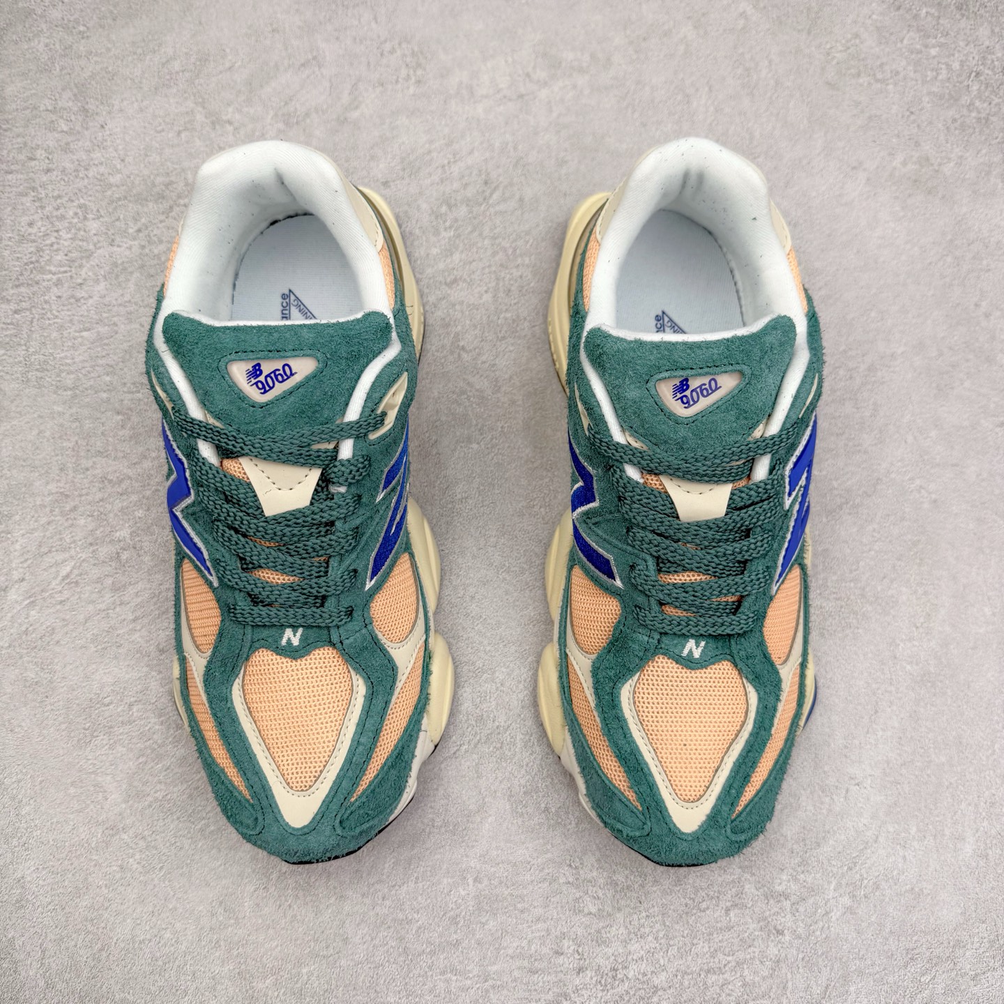 图片[2]-New Balance NB9060 复古运动鞋 新百伦又带来了新鞋型 并且是与芝加哥街头品牌 Joe Freshgoods 的联名款 鞋身主体采用了类似 990 系列的设计风格 与传统复古慢跑鞋区别不大 最大的变化就是鞋底部分 在传统设计的中底外层 增加了多个分区的模块 圆润的线条设计与我们熟悉的 New Balance 风格截然不同 但与同样充满弧形线条的鞋面搭配 看起来毫无违和感 尺码：36-45-选品中心