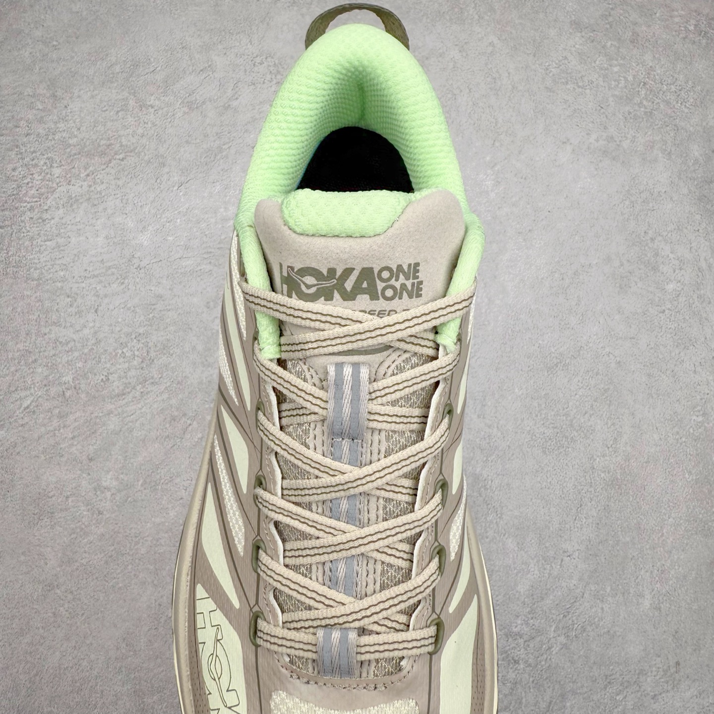 图片[5]-HOKA ONE ONE Mafate Speed 2 Low 玛法特2代系列低帮轻量户外越野休闲运动慢跑鞋 HOKA ONE ONE 最近推出了一个胶囊系列 Origin Story 这个系列里的 Mafate Speed 2 可以说让我日思夜想有一阵子了 最近终于拔草 让我来分享一下这双也是上脚赞到爆的越野跑鞋吧 以阿尔卑斯山脉作为主题将亮黄色与蓝色调覆盖在这经典轮廓之上 配色的呈现效果相当亮眼 以至于很多人买这个配色是用来日常搭配的 鞋面采用超轻的无缝架构 轻薄的TPU贴在透气的鞋面材料上 减轻重量同时也保证了支撑性 鞋底则采用滚动平衡技术 引导跑者回归自然步态 祖传的神奇EVA材质中底依旧是一如既往地表现优秀 能提供充足的缓震 作为HOKA家的越野跑鞋 VIBRAM 橡胶大底也是必不可少的 即便在复杂湿滑的地形 依旧能有良好的抓地力及稳定性 鞋带采用了弹性不易松脱的扁宽弹性鞋带 前掌与中掌部分也进行了加宽 也更加适合亚洲人的脚型 是一款十分全面且足够强悍的户外硬核越野鞋 而这双极其亮眼的越野跑鞋恰好又是在江山一百中参赛的UTMB冠军 Ludovic POMMERET 夺冠时穿着的战靴 这就让它变得更加有吸引力了 用来日常搭配的话短裤是基本不挑 长裤我个人推荐阔腿裤 工装裤以及各种长筒牛仔裤都可以 尺码：36 36.5 37.5 38 38.5 39 40 40.5 41 42 42.5 43 44 44.5 45-选品中心