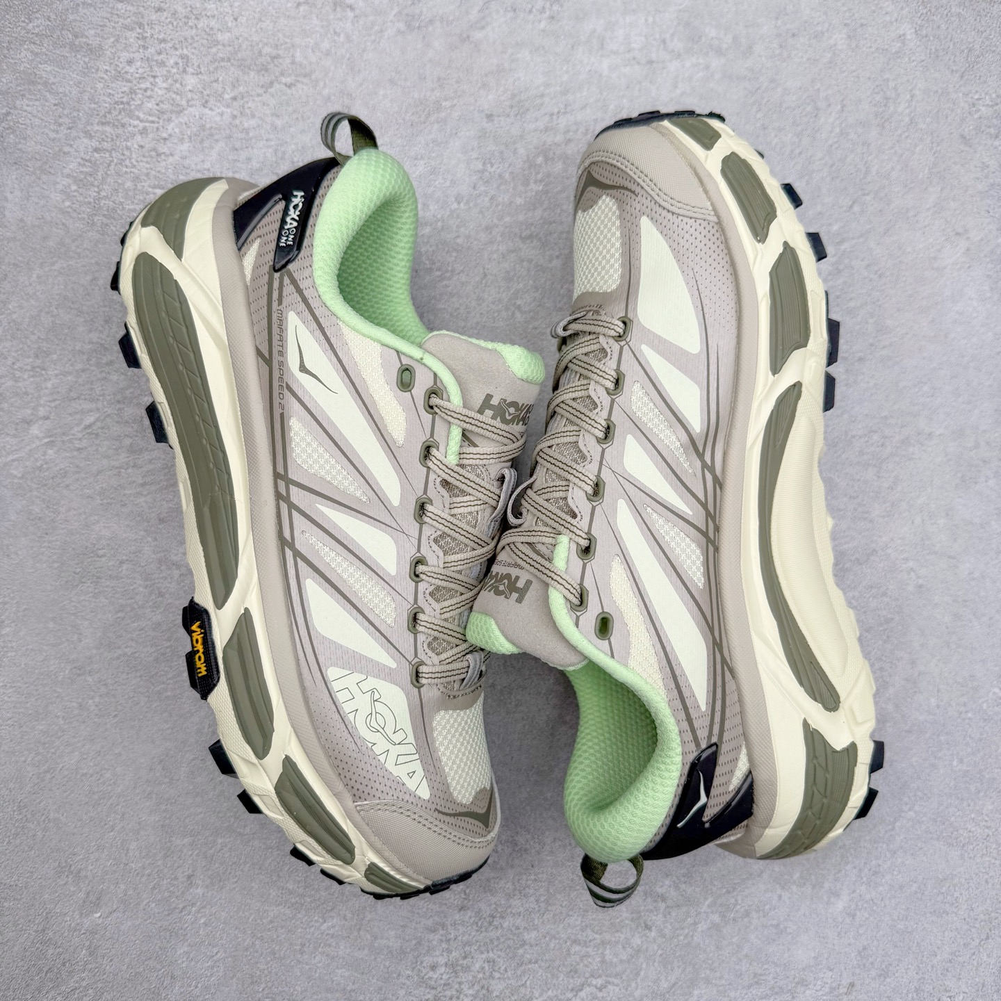 图片[3]-HOKA ONE ONE Mafate Speed 2 Low 玛法特2代系列低帮轻量户外越野休闲运动慢跑鞋 HOKA ONE ONE 最近推出了一个胶囊系列 Origin Story 这个系列里的 Mafate Speed 2 可以说让我日思夜想有一阵子了 最近终于拔草 让我来分享一下这双也是上脚赞到爆的越野跑鞋吧 以阿尔卑斯山脉作为主题将亮黄色与蓝色调覆盖在这经典轮廓之上 配色的呈现效果相当亮眼 以至于很多人买这个配色是用来日常搭配的 鞋面采用超轻的无缝架构 轻薄的TPU贴在透气的鞋面材料上 减轻重量同时也保证了支撑性 鞋底则采用滚动平衡技术 引导跑者回归自然步态 祖传的神奇EVA材质中底依旧是一如既往地表现优秀 能提供充足的缓震 作为HOKA家的越野跑鞋 VIBRAM 橡胶大底也是必不可少的 即便在复杂湿滑的地形 依旧能有良好的抓地力及稳定性 鞋带采用了弹性不易松脱的扁宽弹性鞋带 前掌与中掌部分也进行了加宽 也更加适合亚洲人的脚型 是一款十分全面且足够强悍的户外硬核越野鞋 而这双极其亮眼的越野跑鞋恰好又是在江山一百中参赛的UTMB冠军 Ludovic POMMERET 夺冠时穿着的战靴 这就让它变得更加有吸引力了 用来日常搭配的话短裤是基本不挑 长裤我个人推荐阔腿裤 工装裤以及各种长筒牛仔裤都可以 尺码：36 36.5 37.5 38 38.5 39 40 40.5 41 42 42.5 43 44 44.5 45-选品中心