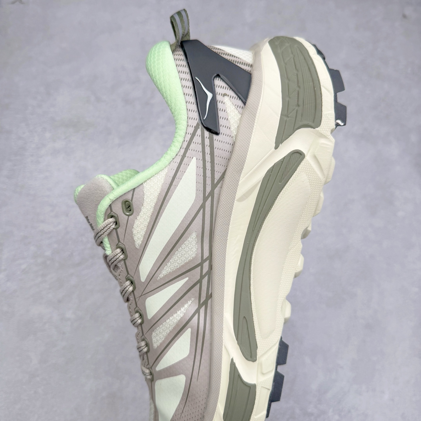 图片[7]-HOKA ONE ONE Mafate Speed 2 Low 玛法特2代系列低帮轻量户外越野休闲运动慢跑鞋 HOKA ONE ONE 最近推出了一个胶囊系列 Origin Story 这个系列里的 Mafate Speed 2 可以说让我日思夜想有一阵子了 最近终于拔草 让我来分享一下这双也是上脚赞到爆的越野跑鞋吧 以阿尔卑斯山脉作为主题将亮黄色与蓝色调覆盖在这经典轮廓之上 配色的呈现效果相当亮眼 以至于很多人买这个配色是用来日常搭配的 鞋面采用超轻的无缝架构 轻薄的TPU贴在透气的鞋面材料上 减轻重量同时也保证了支撑性 鞋底则采用滚动平衡技术 引导跑者回归自然步态 祖传的神奇EVA材质中底依旧是一如既往地表现优秀 能提供充足的缓震 作为HOKA家的越野跑鞋 VIBRAM 橡胶大底也是必不可少的 即便在复杂湿滑的地形 依旧能有良好的抓地力及稳定性 鞋带采用了弹性不易松脱的扁宽弹性鞋带 前掌与中掌部分也进行了加宽 也更加适合亚洲人的脚型 是一款十分全面且足够强悍的户外硬核越野鞋 而这双极其亮眼的越野跑鞋恰好又是在江山一百中参赛的UTMB冠军 Ludovic POMMERET 夺冠时穿着的战靴 这就让它变得更加有吸引力了 用来日常搭配的话短裤是基本不挑 长裤我个人推荐阔腿裤 工装裤以及各种长筒牛仔裤都可以 尺码：36 36.5 37.5 38 38.5 39 40 40.5 41 42 42.5 43 44 44.5 45-选品中心