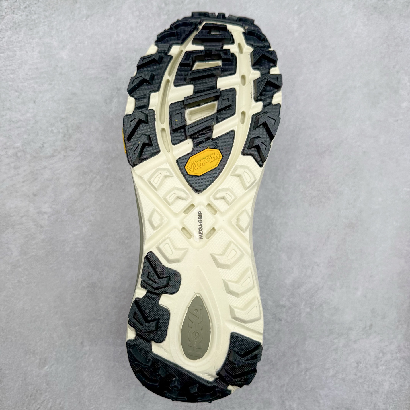 图片[9]-HOKA ONE ONE Mafate Speed 2 Low 玛法特2代系列低帮轻量户外越野休闲运动慢跑鞋 HOKA ONE ONE 最近推出了一个胶囊系列 Origin Story 这个系列里的 Mafate Speed 2 可以说让我日思夜想有一阵子了 最近终于拔草 让我来分享一下这双也是上脚赞到爆的越野跑鞋吧 以阿尔卑斯山脉作为主题将亮黄色与蓝色调覆盖在这经典轮廓之上 配色的呈现效果相当亮眼 以至于很多人买这个配色是用来日常搭配的 鞋面采用超轻的无缝架构 轻薄的TPU贴在透气的鞋面材料上 减轻重量同时也保证了支撑性 鞋底则采用滚动平衡技术 引导跑者回归自然步态 祖传的神奇EVA材质中底依旧是一如既往地表现优秀 能提供充足的缓震 作为HOKA家的越野跑鞋 VIBRAM 橡胶大底也是必不可少的 即便在复杂湿滑的地形 依旧能有良好的抓地力及稳定性 鞋带采用了弹性不易松脱的扁宽弹性鞋带 前掌与中掌部分也进行了加宽 也更加适合亚洲人的脚型 是一款十分全面且足够强悍的户外硬核越野鞋 而这双极其亮眼的越野跑鞋恰好又是在江山一百中参赛的UTMB冠军 Ludovic POMMERET 夺冠时穿着的战靴 这就让它变得更加有吸引力了 用来日常搭配的话短裤是基本不挑 长裤我个人推荐阔腿裤 工装裤以及各种长筒牛仔裤都可以 尺码：36 36.5 37.5 38 38.5 39 40 40.5 41 42 42.5 43 44 44.5 45-选品中心