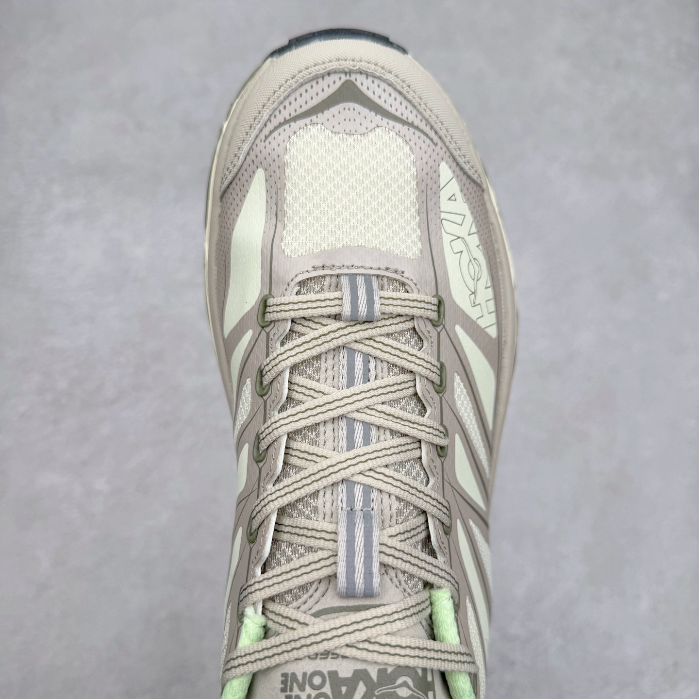 图片[4]-HOKA ONE ONE Mafate Speed 2 Low 玛法特2代系列低帮轻量户外越野休闲运动慢跑鞋 HOKA ONE ONE 最近推出了一个胶囊系列 Origin Story 这个系列里的 Mafate Speed 2 可以说让我日思夜想有一阵子了 最近终于拔草 让我来分享一下这双也是上脚赞到爆的越野跑鞋吧 以阿尔卑斯山脉作为主题将亮黄色与蓝色调覆盖在这经典轮廓之上 配色的呈现效果相当亮眼 以至于很多人买这个配色是用来日常搭配的 鞋面采用超轻的无缝架构 轻薄的TPU贴在透气的鞋面材料上 减轻重量同时也保证了支撑性 鞋底则采用滚动平衡技术 引导跑者回归自然步态 祖传的神奇EVA材质中底依旧是一如既往地表现优秀 能提供充足的缓震 作为HOKA家的越野跑鞋 VIBRAM 橡胶大底也是必不可少的 即便在复杂湿滑的地形 依旧能有良好的抓地力及稳定性 鞋带采用了弹性不易松脱的扁宽弹性鞋带 前掌与中掌部分也进行了加宽 也更加适合亚洲人的脚型 是一款十分全面且足够强悍的户外硬核越野鞋 而这双极其亮眼的越野跑鞋恰好又是在江山一百中参赛的UTMB冠军 Ludovic POMMERET 夺冠时穿着的战靴 这就让它变得更加有吸引力了 用来日常搭配的话短裤是基本不挑 长裤我个人推荐阔腿裤 工装裤以及各种长筒牛仔裤都可以 尺码：36 36.5 37.5 38 38.5 39 40 40.5 41 42 42.5 43 44 44.5 45-选品中心