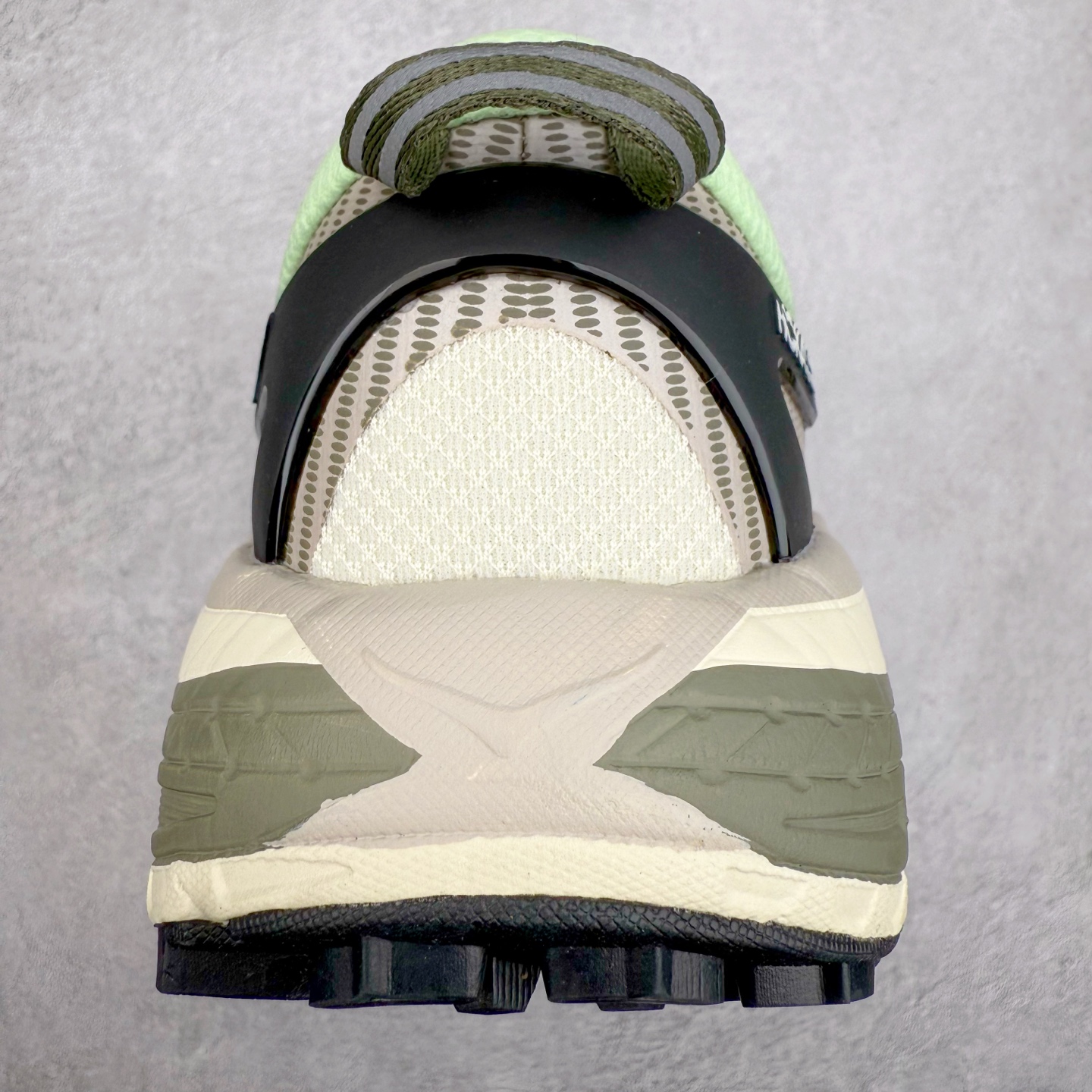 图片[8]-HOKA ONE ONE Mafate Speed 2 Low 玛法特2代系列低帮轻量户外越野休闲运动慢跑鞋 HOKA ONE ONE 最近推出了一个胶囊系列 Origin Story 这个系列里的 Mafate Speed 2 可以说让我日思夜想有一阵子了 最近终于拔草 让我来分享一下这双也是上脚赞到爆的越野跑鞋吧 以阿尔卑斯山脉作为主题将亮黄色与蓝色调覆盖在这经典轮廓之上 配色的呈现效果相当亮眼 以至于很多人买这个配色是用来日常搭配的 鞋面采用超轻的无缝架构 轻薄的TPU贴在透气的鞋面材料上 减轻重量同时也保证了支撑性 鞋底则采用滚动平衡技术 引导跑者回归自然步态 祖传的神奇EVA材质中底依旧是一如既往地表现优秀 能提供充足的缓震 作为HOKA家的越野跑鞋 VIBRAM 橡胶大底也是必不可少的 即便在复杂湿滑的地形 依旧能有良好的抓地力及稳定性 鞋带采用了弹性不易松脱的扁宽弹性鞋带 前掌与中掌部分也进行了加宽 也更加适合亚洲人的脚型 是一款十分全面且足够强悍的户外硬核越野鞋 而这双极其亮眼的越野跑鞋恰好又是在江山一百中参赛的UTMB冠军 Ludovic POMMERET 夺冠时穿着的战靴 这就让它变得更加有吸引力了 用来日常搭配的话短裤是基本不挑 长裤我个人推荐阔腿裤 工装裤以及各种长筒牛仔裤都可以 尺码：36 36.5 37.5 38 38.5 39 40 40.5 41 42 42.5 43 44 44.5 45-选品中心