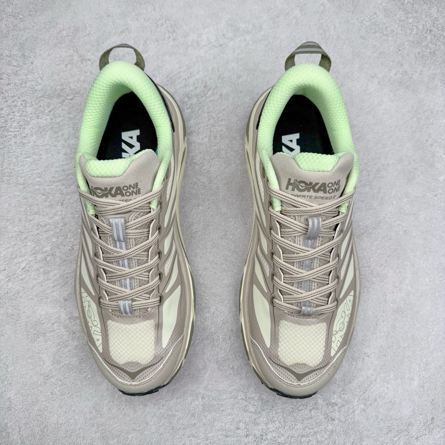 图片[2]-HOKA ONE ONE Mafate Speed 2 Low 玛法特2代系列低帮轻量户外越野休闲运动慢跑鞋 HOKA ONE ONE 最近推出了一个胶囊系列 Origin Story 这个系列里的 Mafate Speed 2 可以说让我日思夜想有一阵子了 最近终于拔草 让我来分享一下这双也是上脚赞到爆的越野跑鞋吧 以阿尔卑斯山脉作为主题将亮黄色与蓝色调覆盖在这经典轮廓之上 配色的呈现效果相当亮眼 以至于很多人买这个配色是用来日常搭配的 鞋面采用超轻的无缝架构 轻薄的TPU贴在透气的鞋面材料上 减轻重量同时也保证了支撑性 鞋底则采用滚动平衡技术 引导跑者回归自然步态 祖传的神奇EVA材质中底依旧是一如既往地表现优秀 能提供充足的缓震 作为HOKA家的越野跑鞋 VIBRAM 橡胶大底也是必不可少的 即便在复杂湿滑的地形 依旧能有良好的抓地力及稳定性 鞋带采用了弹性不易松脱的扁宽弹性鞋带 前掌与中掌部分也进行了加宽 也更加适合亚洲人的脚型 是一款十分全面且足够强悍的户外硬核越野鞋 而这双极其亮眼的越野跑鞋恰好又是在江山一百中参赛的UTMB冠军 Ludovic POMMERET 夺冠时穿着的战靴 这就让它变得更加有吸引力了 用来日常搭配的话短裤是基本不挑 长裤我个人推荐阔腿裤 工装裤以及各种长筒牛仔裤都可以 尺码：36 36.5 37.5 38 38.5 39 40 40.5 41 42 42.5 43 44 44.5 45-选品中心