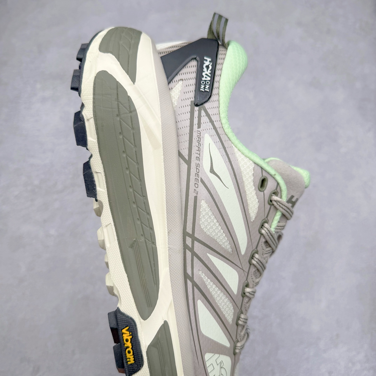 图片[6]-HOKA ONE ONE Mafate Speed 2 Low 玛法特2代系列低帮轻量户外越野休闲运动慢跑鞋 HOKA ONE ONE 最近推出了一个胶囊系列 Origin Story 这个系列里的 Mafate Speed 2 可以说让我日思夜想有一阵子了 最近终于拔草 让我来分享一下这双也是上脚赞到爆的越野跑鞋吧 以阿尔卑斯山脉作为主题将亮黄色与蓝色调覆盖在这经典轮廓之上 配色的呈现效果相当亮眼 以至于很多人买这个配色是用来日常搭配的 鞋面采用超轻的无缝架构 轻薄的TPU贴在透气的鞋面材料上 减轻重量同时也保证了支撑性 鞋底则采用滚动平衡技术 引导跑者回归自然步态 祖传的神奇EVA材质中底依旧是一如既往地表现优秀 能提供充足的缓震 作为HOKA家的越野跑鞋 VIBRAM 橡胶大底也是必不可少的 即便在复杂湿滑的地形 依旧能有良好的抓地力及稳定性 鞋带采用了弹性不易松脱的扁宽弹性鞋带 前掌与中掌部分也进行了加宽 也更加适合亚洲人的脚型 是一款十分全面且足够强悍的户外硬核越野鞋 而这双极其亮眼的越野跑鞋恰好又是在江山一百中参赛的UTMB冠军 Ludovic POMMERET 夺冠时穿着的战靴 这就让它变得更加有吸引力了 用来日常搭配的话短裤是基本不挑 长裤我个人推荐阔腿裤 工装裤以及各种长筒牛仔裤都可以 尺码：36 36.5 37.5 38 38.5 39 40 40.5 41 42 42.5 43 44 44.5 45-选品中心