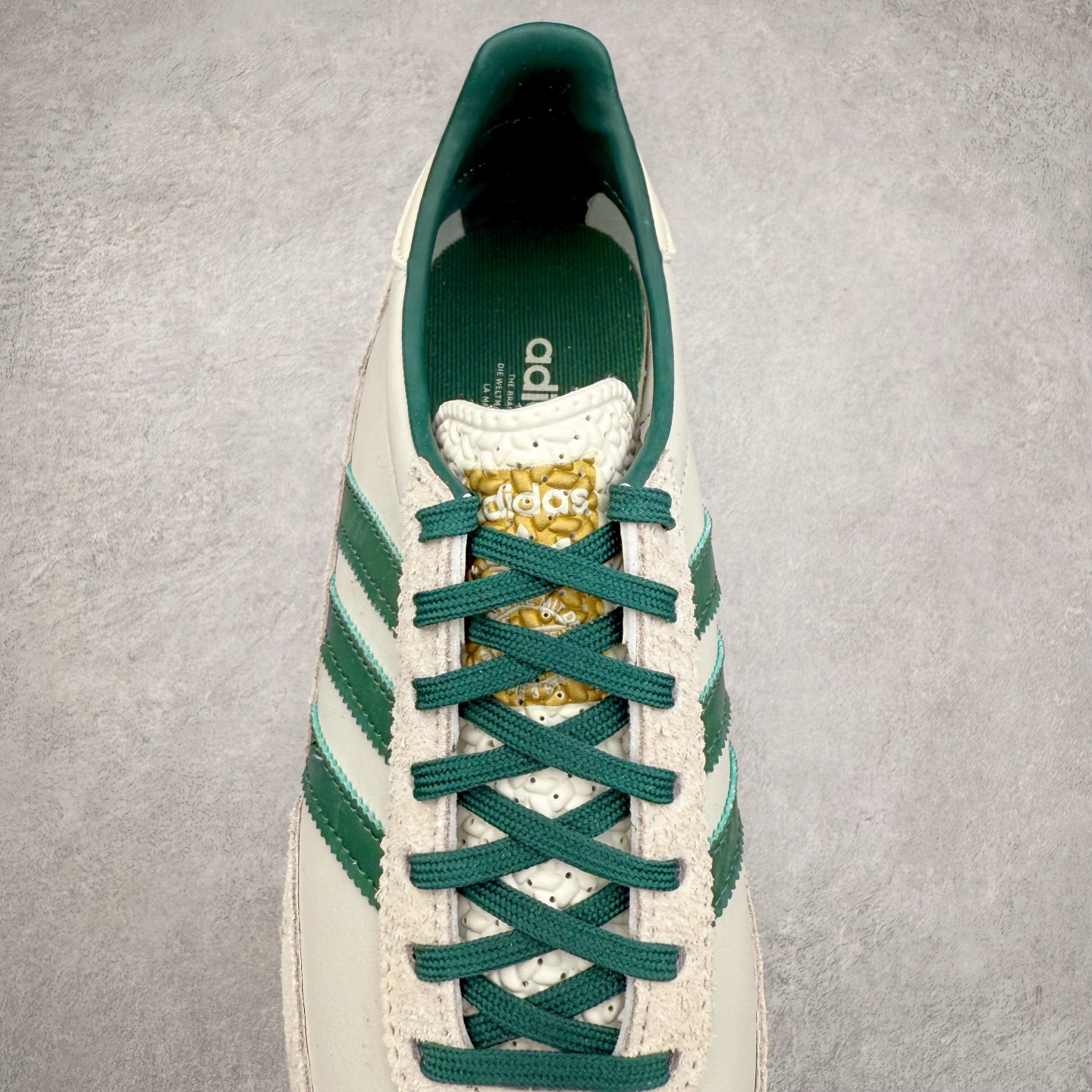 图片[5]-＃HP纯原 AD Wmns SL72 OG 系列德训足球风百搭低帮休闲运动板鞋 IF1940 采用高弹EVA+MODEL+RB三层组合底 区别市面RB一体大底 三层组合鞋底重量与原鞋一致 Originals 将有「T 头鞋」造型的诞生于 1972 年的 SL72 鞋款复刻带回 各位买鞋又有新选择了 1972 年 SL72 问世后 引领了后来阿迪达斯的跑鞋发展方向 其中「SL」代表了 Super Light 彰显了产品轻便的特性 1972 年 SL72 问世后 引领了后来阿迪达斯的跑鞋发展方向 其中「SL」代表了 Super Light 彰显了产品轻便的特性 这次 Originals 延续其轻质经典的基因 带来男女两款 SL72 男生款带来 SL72 RS 鞋型 RS 意为 Reshaped（重塑）鞋款在保留了经典的外观基础上 在尼龙材质里增加了填充物 使鞋型更加挺立和饱满 鞋头则更加圆润 鞋底的 EVA 材质则增加了鞋款的高度 女生款则带来 SL72 OG W 鞋型 OG 顾名思义则是致敬经典款式 相较于 RS（Reshaped）鞋款 鞋身更加纤细 其整体鞋身轮廓、线条、细节、材质上尊崇 70 年代 SL72 的设计 还原经典味道 尺码：36 36⅔ 37⅓ 38 38⅔ 39⅓ 40 40⅔ 41⅓ 42 42⅔ 43⅓ 44 44⅔ 45-选品中心