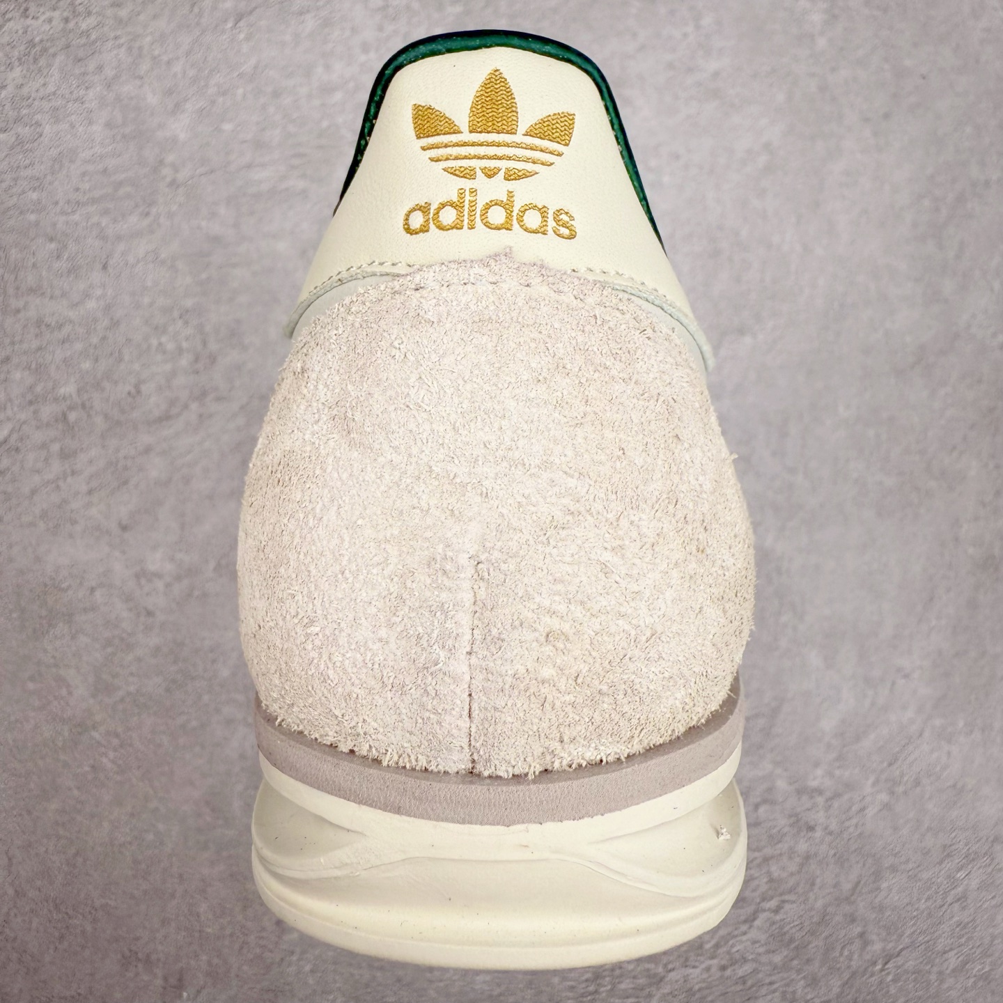 图片[8]-＃HP纯原 AD Wmns SL72 OG 系列德训足球风百搭低帮休闲运动板鞋 IF1940 采用高弹EVA+MODEL+RB三层组合底 区别市面RB一体大底 三层组合鞋底重量与原鞋一致 Originals 将有「T 头鞋」造型的诞生于 1972 年的 SL72 鞋款复刻带回 各位买鞋又有新选择了 1972 年 SL72 问世后 引领了后来阿迪达斯的跑鞋发展方向 其中「SL」代表了 Super Light 彰显了产品轻便的特性 1972 年 SL72 问世后 引领了后来阿迪达斯的跑鞋发展方向 其中「SL」代表了 Super Light 彰显了产品轻便的特性 这次 Originals 延续其轻质经典的基因 带来男女两款 SL72 男生款带来 SL72 RS 鞋型 RS 意为 Reshaped（重塑）鞋款在保留了经典的外观基础上 在尼龙材质里增加了填充物 使鞋型更加挺立和饱满 鞋头则更加圆润 鞋底的 EVA 材质则增加了鞋款的高度 女生款则带来 SL72 OG W 鞋型 OG 顾名思义则是致敬经典款式 相较于 RS（Reshaped）鞋款 鞋身更加纤细 其整体鞋身轮廓、线条、细节、材质上尊崇 70 年代 SL72 的设计 还原经典味道 尺码：36 36⅔ 37⅓ 38 38⅔ 39⅓ 40 40⅔ 41⅓ 42 42⅔ 43⅓ 44 44⅔ 45-选品中心