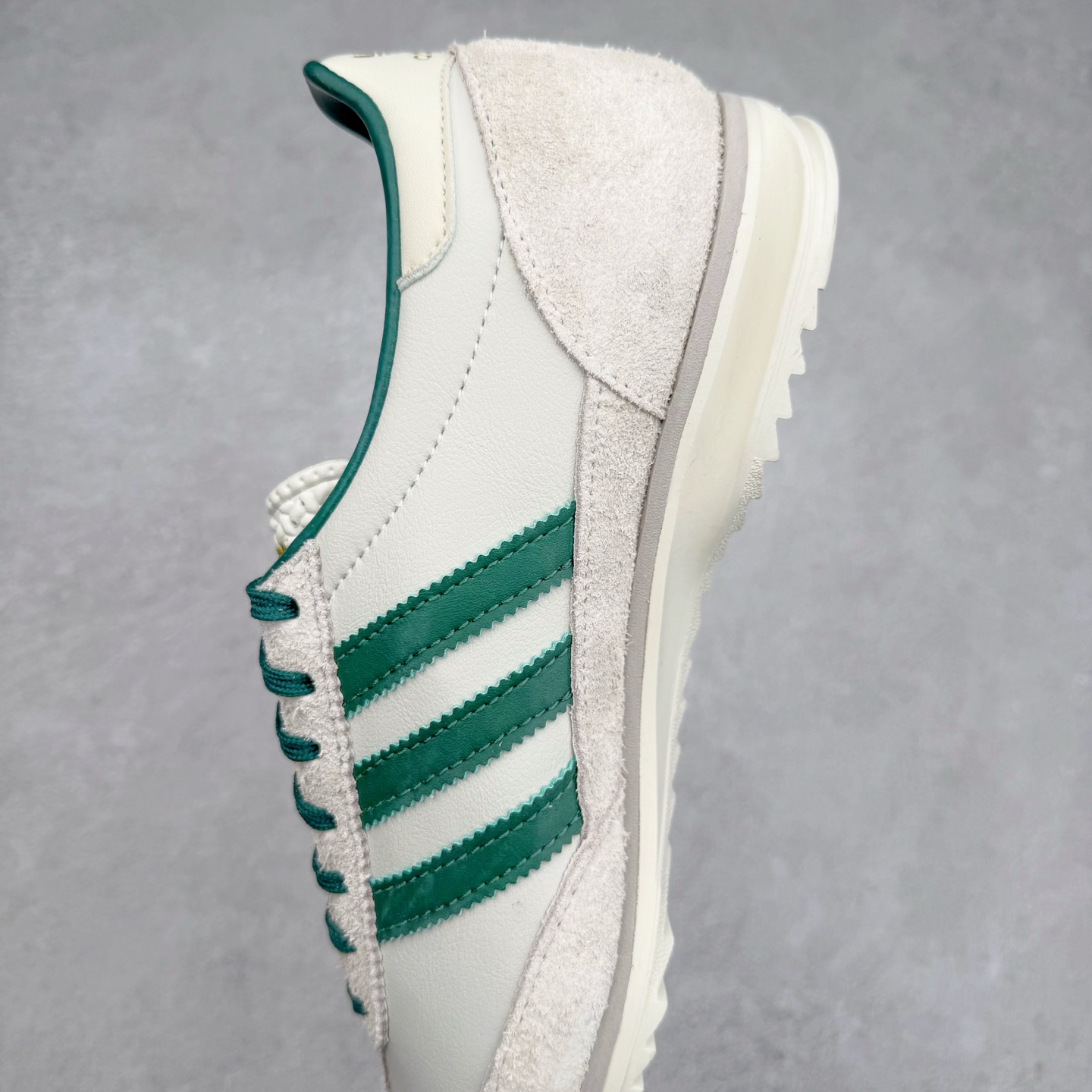 图片[7]-＃HP纯原 AD Wmns SL72 OG 系列德训足球风百搭低帮休闲运动板鞋 IF1940 采用高弹EVA+MODEL+RB三层组合底 区别市面RB一体大底 三层组合鞋底重量与原鞋一致 Originals 将有「T 头鞋」造型的诞生于 1972 年的 SL72 鞋款复刻带回 各位买鞋又有新选择了 1972 年 SL72 问世后 引领了后来阿迪达斯的跑鞋发展方向 其中「SL」代表了 Super Light 彰显了产品轻便的特性 1972 年 SL72 问世后 引领了后来阿迪达斯的跑鞋发展方向 其中「SL」代表了 Super Light 彰显了产品轻便的特性 这次 Originals 延续其轻质经典的基因 带来男女两款 SL72 男生款带来 SL72 RS 鞋型 RS 意为 Reshaped（重塑）鞋款在保留了经典的外观基础上 在尼龙材质里增加了填充物 使鞋型更加挺立和饱满 鞋头则更加圆润 鞋底的 EVA 材质则增加了鞋款的高度 女生款则带来 SL72 OG W 鞋型 OG 顾名思义则是致敬经典款式 相较于 RS（Reshaped）鞋款 鞋身更加纤细 其整体鞋身轮廓、线条、细节、材质上尊崇 70 年代 SL72 的设计 还原经典味道 尺码：36 36⅔ 37⅓ 38 38⅔ 39⅓ 40 40⅔ 41⅓ 42 42⅔ 43⅓ 44 44⅔ 45-选品中心