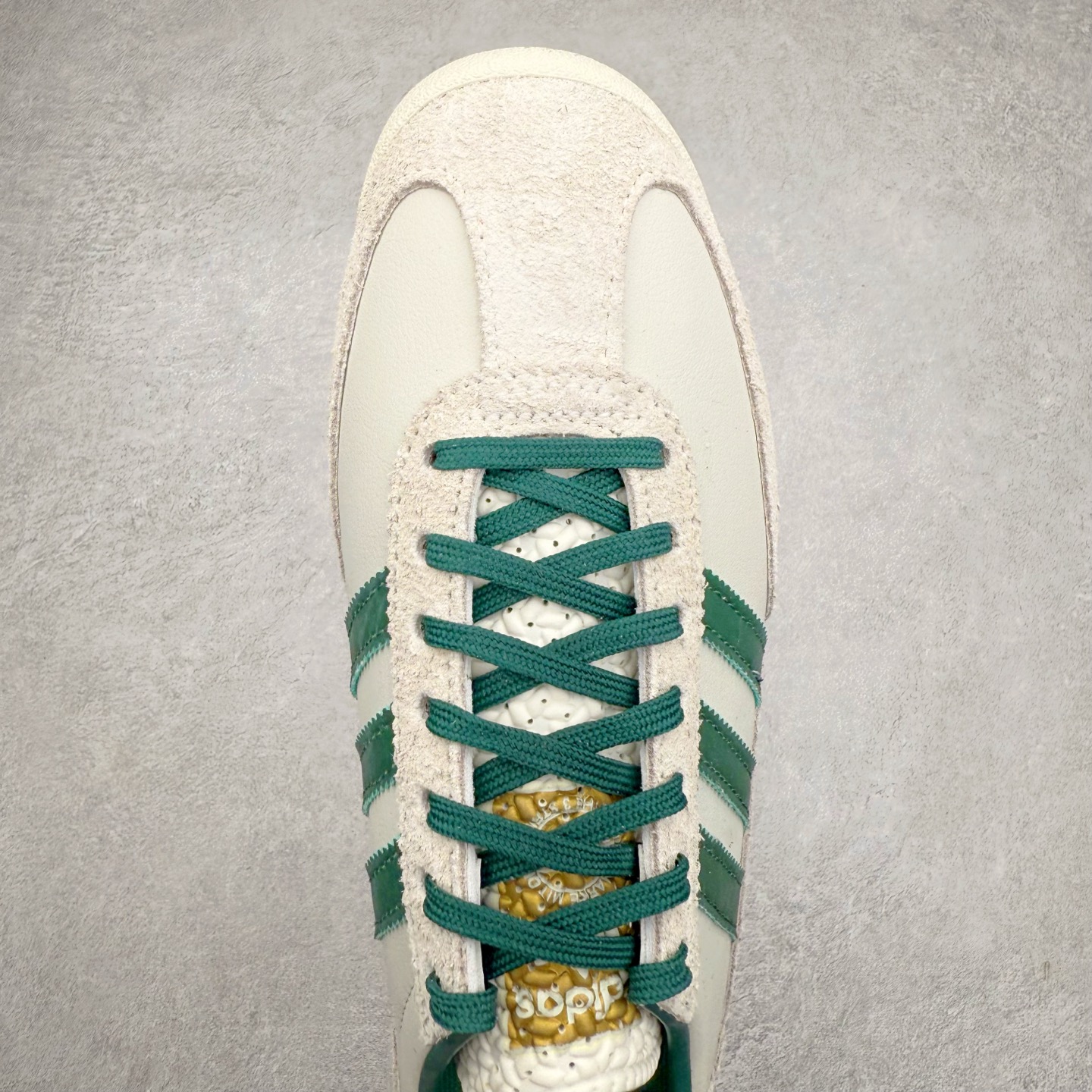 图片[4]-＃HP纯原 AD Wmns SL72 OG 系列德训足球风百搭低帮休闲运动板鞋 IF1940 采用高弹EVA+MODEL+RB三层组合底 区别市面RB一体大底 三层组合鞋底重量与原鞋一致 Originals 将有「T 头鞋」造型的诞生于 1972 年的 SL72 鞋款复刻带回 各位买鞋又有新选择了 1972 年 SL72 问世后 引领了后来阿迪达斯的跑鞋发展方向 其中「SL」代表了 Super Light 彰显了产品轻便的特性 1972 年 SL72 问世后 引领了后来阿迪达斯的跑鞋发展方向 其中「SL」代表了 Super Light 彰显了产品轻便的特性 这次 Originals 延续其轻质经典的基因 带来男女两款 SL72 男生款带来 SL72 RS 鞋型 RS 意为 Reshaped（重塑）鞋款在保留了经典的外观基础上 在尼龙材质里增加了填充物 使鞋型更加挺立和饱满 鞋头则更加圆润 鞋底的 EVA 材质则增加了鞋款的高度 女生款则带来 SL72 OG W 鞋型 OG 顾名思义则是致敬经典款式 相较于 RS（Reshaped）鞋款 鞋身更加纤细 其整体鞋身轮廓、线条、细节、材质上尊崇 70 年代 SL72 的设计 还原经典味道 尺码：36 36⅔ 37⅓ 38 38⅔ 39⅓ 40 40⅔ 41⅓ 42 42⅔ 43⅓ 44 44⅔ 45-选品中心