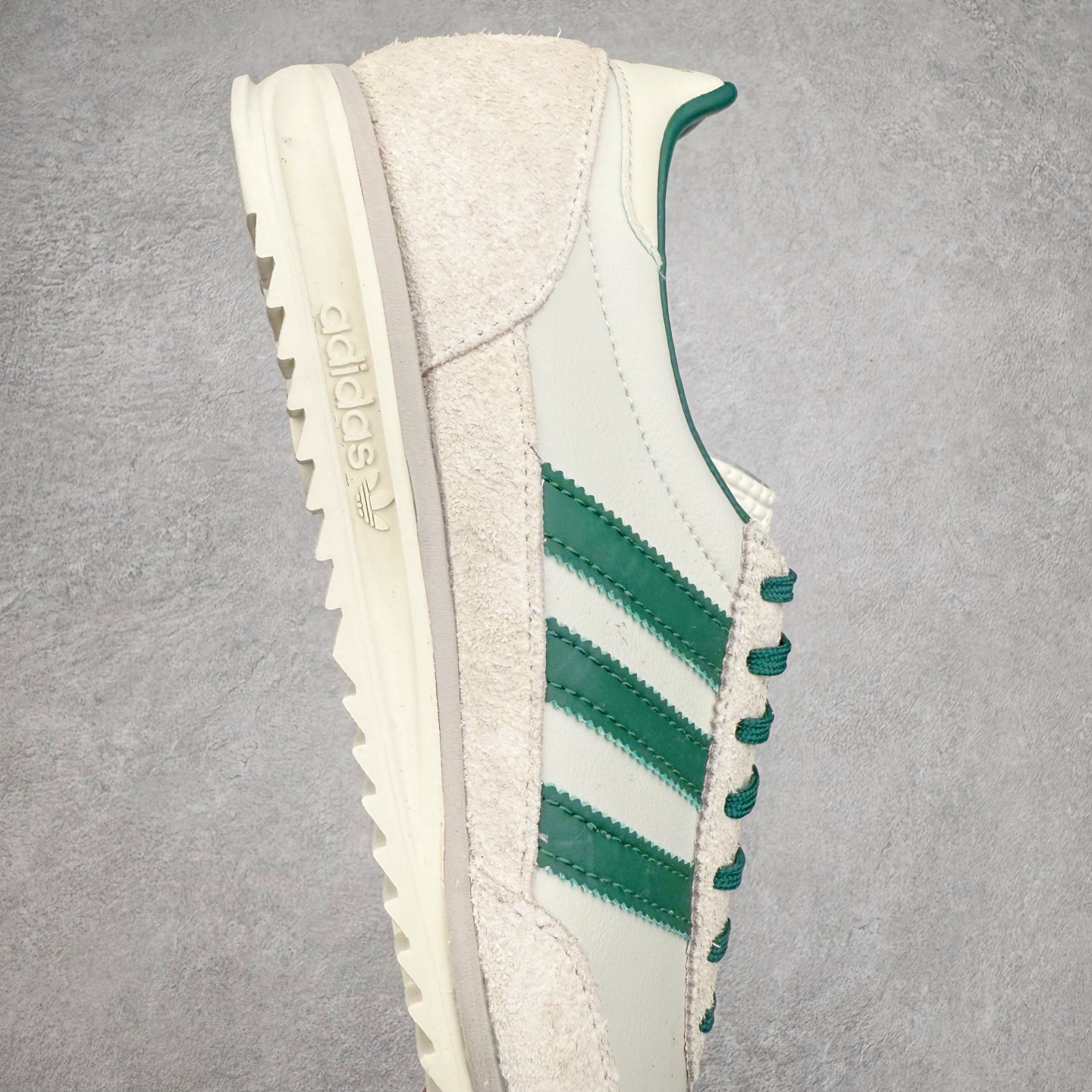 图片[6]-＃HP纯原 AD Wmns SL72 OG 系列德训足球风百搭低帮休闲运动板鞋 IF1940 采用高弹EVA+MODEL+RB三层组合底 区别市面RB一体大底 三层组合鞋底重量与原鞋一致 Originals 将有「T 头鞋」造型的诞生于 1972 年的 SL72 鞋款复刻带回 各位买鞋又有新选择了 1972 年 SL72 问世后 引领了后来阿迪达斯的跑鞋发展方向 其中「SL」代表了 Super Light 彰显了产品轻便的特性 1972 年 SL72 问世后 引领了后来阿迪达斯的跑鞋发展方向 其中「SL」代表了 Super Light 彰显了产品轻便的特性 这次 Originals 延续其轻质经典的基因 带来男女两款 SL72 男生款带来 SL72 RS 鞋型 RS 意为 Reshaped（重塑）鞋款在保留了经典的外观基础上 在尼龙材质里增加了填充物 使鞋型更加挺立和饱满 鞋头则更加圆润 鞋底的 EVA 材质则增加了鞋款的高度 女生款则带来 SL72 OG W 鞋型 OG 顾名思义则是致敬经典款式 相较于 RS（Reshaped）鞋款 鞋身更加纤细 其整体鞋身轮廓、线条、细节、材质上尊崇 70 年代 SL72 的设计 还原经典味道 尺码：36 36⅔ 37⅓ 38 38⅔ 39⅓ 40 40⅔ 41⅓ 42 42⅔ 43⅓ 44 44⅔ 45-选品中心