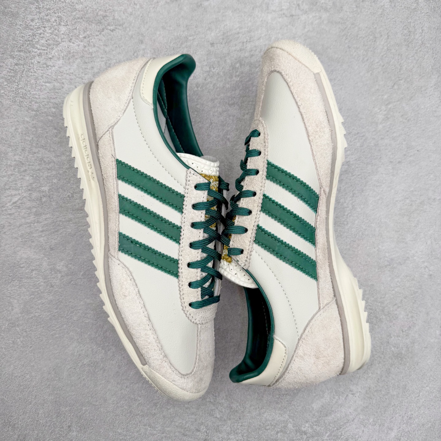 图片[3]-＃HP纯原 AD Wmns SL72 OG 系列德训足球风百搭低帮休闲运动板鞋 IF1940 采用高弹EVA+MODEL+RB三层组合底 区别市面RB一体大底 三层组合鞋底重量与原鞋一致 Originals 将有「T 头鞋」造型的诞生于 1972 年的 SL72 鞋款复刻带回 各位买鞋又有新选择了 1972 年 SL72 问世后 引领了后来阿迪达斯的跑鞋发展方向 其中「SL」代表了 Super Light 彰显了产品轻便的特性 1972 年 SL72 问世后 引领了后来阿迪达斯的跑鞋发展方向 其中「SL」代表了 Super Light 彰显了产品轻便的特性 这次 Originals 延续其轻质经典的基因 带来男女两款 SL72 男生款带来 SL72 RS 鞋型 RS 意为 Reshaped（重塑）鞋款在保留了经典的外观基础上 在尼龙材质里增加了填充物 使鞋型更加挺立和饱满 鞋头则更加圆润 鞋底的 EVA 材质则增加了鞋款的高度 女生款则带来 SL72 OG W 鞋型 OG 顾名思义则是致敬经典款式 相较于 RS（Reshaped）鞋款 鞋身更加纤细 其整体鞋身轮廓、线条、细节、材质上尊崇 70 年代 SL72 的设计 还原经典味道 尺码：36 36⅔ 37⅓ 38 38⅔ 39⅓ 40 40⅔ 41⅓ 42 42⅔ 43⅓ 44 44⅔ 45-选品中心