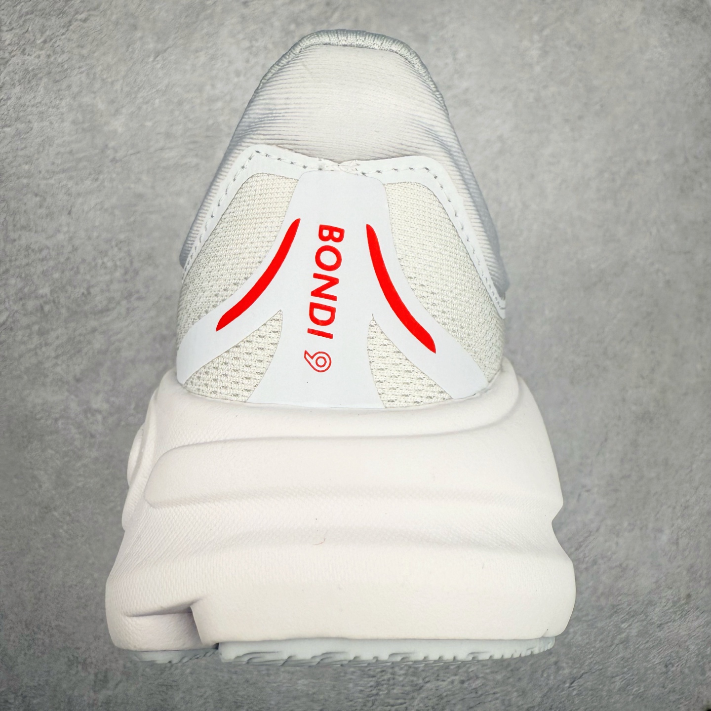 图片[8]-HOKA ONE ONE Bondi 9 WIDE 邦迪九代舒适防滑耐磨低帮休闲跑步鞋 HOKA ONE ONE是来自美国的跑步鞋知名品牌，创立于2009年，始终致力于为所有跑者提供更新、更好的跑步装备。相比常规跑鞋，HOKA ONE ONE特别研发使用性能独特的几何形跑鞋中底，此种鞋底更厚、更高、回弹性也更好，除了卓越的缓冲性能，它还能內各种阶段的跑者带来更具动感、更加稳定的跑步体验。HOKAONE ONE从设计之初就清楚意识到，要保证跑者步幅的均匀一致，双脚自然而然的运动至关重要。尺码：36 36.5 37.5 38 38.5 39 40 40.5 41 42 42.5 43 44 44.5 45-选品中心