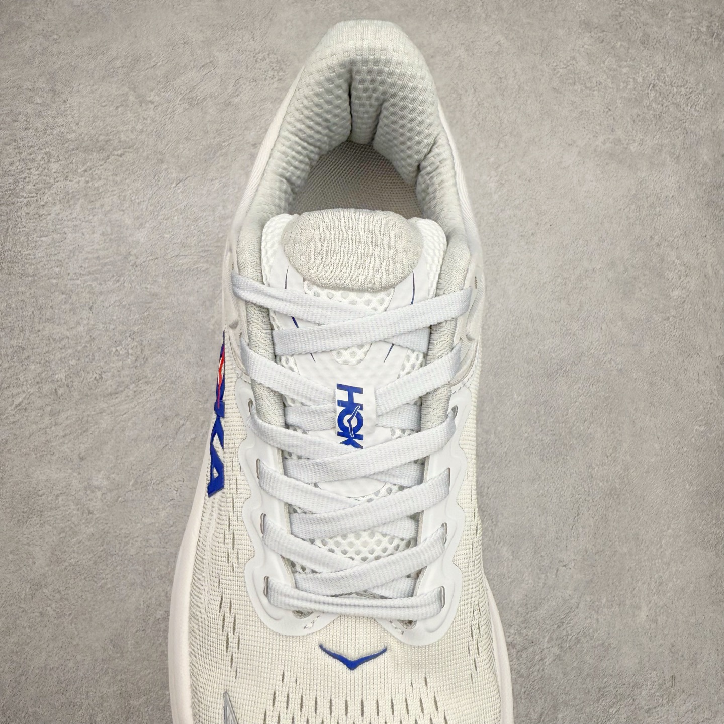 图片[5]-HOKA ONE ONE Bondi 9 WIDE 邦迪九代舒适防滑耐磨低帮休闲跑步鞋 HOKA ONE ONE是来自美国的跑步鞋知名品牌，创立于2009年，始终致力于为所有跑者提供更新、更好的跑步装备。相比常规跑鞋，HOKA ONE ONE特别研发使用性能独特的几何形跑鞋中底，此种鞋底更厚、更高、回弹性也更好，除了卓越的缓冲性能，它还能內各种阶段的跑者带来更具动感、更加稳定的跑步体验。HOKAONE ONE从设计之初就清楚意识到，要保证跑者步幅的均匀一致，双脚自然而然的运动至关重要。尺码：36 36.5 37.5 38 38.5 39 40 40.5 41 42 42.5 43 44 44.5 45-选品中心