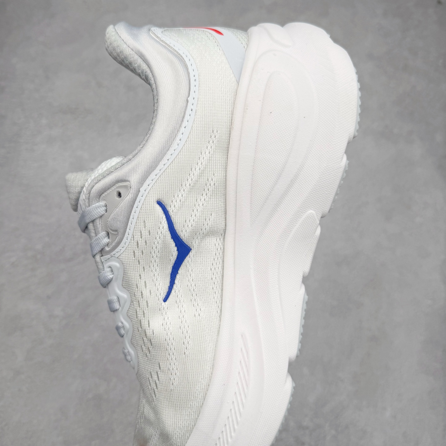 图片[7]-HOKA ONE ONE Bondi 9 WIDE 邦迪九代舒适防滑耐磨低帮休闲跑步鞋 HOKA ONE ONE是来自美国的跑步鞋知名品牌，创立于2009年，始终致力于为所有跑者提供更新、更好的跑步装备。相比常规跑鞋，HOKA ONE ONE特别研发使用性能独特的几何形跑鞋中底，此种鞋底更厚、更高、回弹性也更好，除了卓越的缓冲性能，它还能內各种阶段的跑者带来更具动感、更加稳定的跑步体验。HOKAONE ONE从设计之初就清楚意识到，要保证跑者步幅的均匀一致，双脚自然而然的运动至关重要。尺码：36 36.5 37.5 38 38.5 39 40 40.5 41 42 42.5 43 44 44.5 45-选品中心