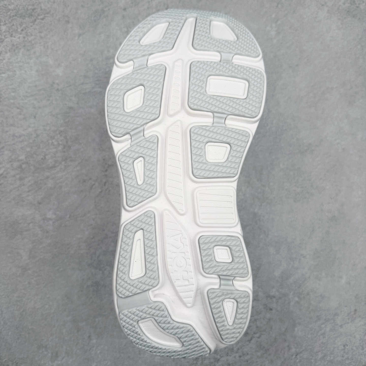 图片[9]-HOKA ONE ONE Bondi 9 WIDE 邦迪九代舒适防滑耐磨低帮休闲跑步鞋 HOKA ONE ONE是来自美国的跑步鞋知名品牌，创立于2009年，始终致力于为所有跑者提供更新、更好的跑步装备。相比常规跑鞋，HOKA ONE ONE特别研发使用性能独特的几何形跑鞋中底，此种鞋底更厚、更高、回弹性也更好，除了卓越的缓冲性能，它还能內各种阶段的跑者带来更具动感、更加稳定的跑步体验。HOKAONE ONE从设计之初就清楚意识到，要保证跑者步幅的均匀一致，双脚自然而然的运动至关重要。尺码：36 36.5 37.5 38 38.5 39 40 40.5 41 42 42.5 43 44 44.5 45-选品中心