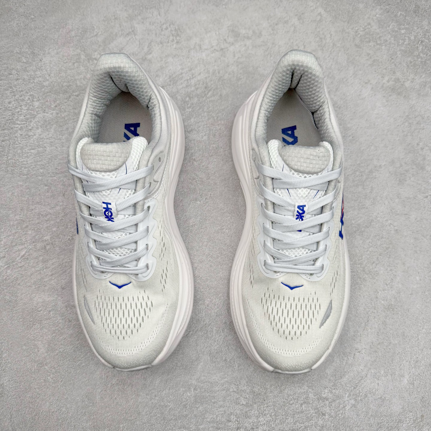 图片[2]-HOKA ONE ONE Bondi 9 WIDE 邦迪九代舒适防滑耐磨低帮休闲跑步鞋 HOKA ONE ONE是来自美国的跑步鞋知名品牌，创立于2009年，始终致力于为所有跑者提供更新、更好的跑步装备。相比常规跑鞋，HOKA ONE ONE特别研发使用性能独特的几何形跑鞋中底，此种鞋底更厚、更高、回弹性也更好，除了卓越的缓冲性能，它还能內各种阶段的跑者带来更具动感、更加稳定的跑步体验。HOKAONE ONE从设计之初就清楚意识到，要保证跑者步幅的均匀一致，双脚自然而然的运动至关重要。尺码：36 36.5 37.5 38 38.5 39 40 40.5 41 42 42.5 43 44 44.5 45-选品中心