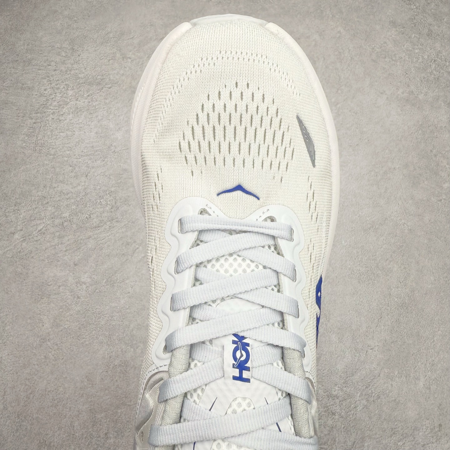 图片[4]-HOKA ONE ONE Bondi 9 WIDE 邦迪九代舒适防滑耐磨低帮休闲跑步鞋 HOKA ONE ONE是来自美国的跑步鞋知名品牌，创立于2009年，始终致力于为所有跑者提供更新、更好的跑步装备。相比常规跑鞋，HOKA ONE ONE特别研发使用性能独特的几何形跑鞋中底，此种鞋底更厚、更高、回弹性也更好，除了卓越的缓冲性能，它还能內各种阶段的跑者带来更具动感、更加稳定的跑步体验。HOKAONE ONE从设计之初就清楚意识到，要保证跑者步幅的均匀一致，双脚自然而然的运动至关重要。尺码：36 36.5 37.5 38 38.5 39 40 40.5 41 42 42.5 43 44 44.5 45-选品中心