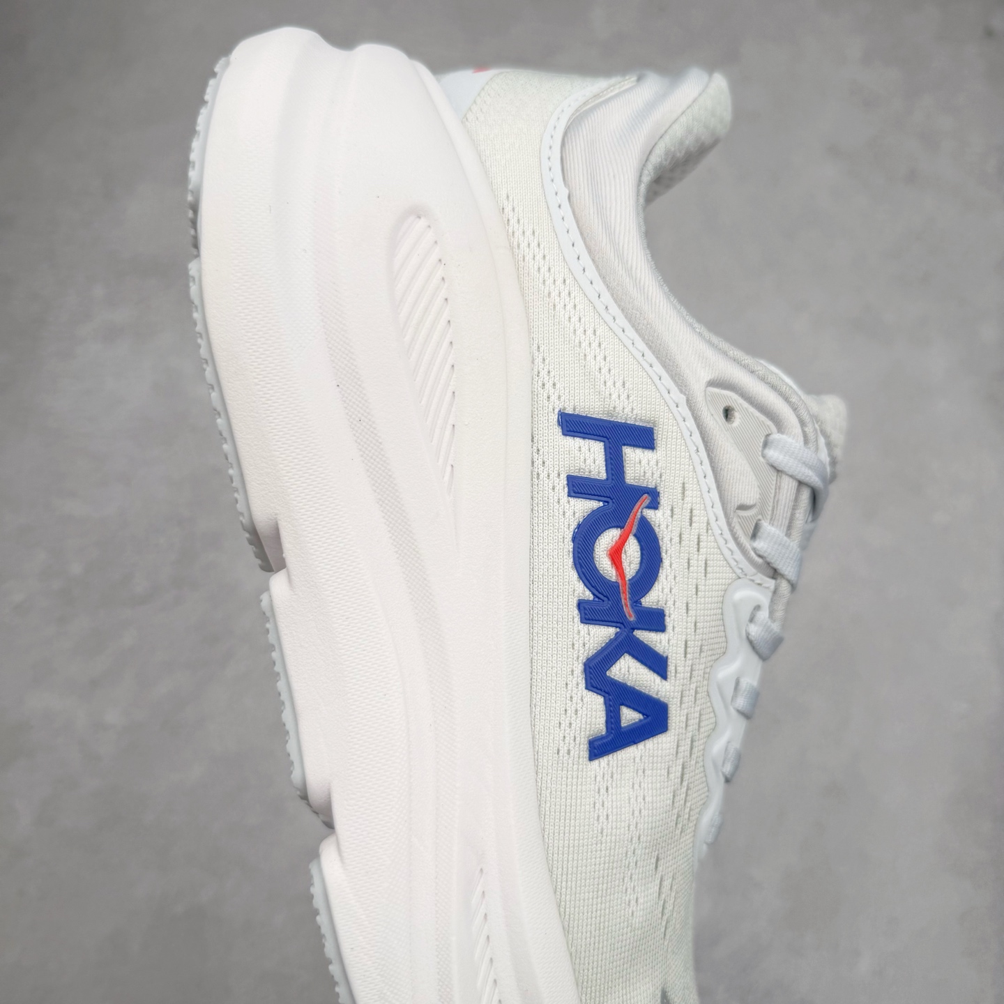 图片[6]-HOKA ONE ONE Bondi 9 WIDE 邦迪九代舒适防滑耐磨低帮休闲跑步鞋 HOKA ONE ONE是来自美国的跑步鞋知名品牌，创立于2009年，始终致力于为所有跑者提供更新、更好的跑步装备。相比常规跑鞋，HOKA ONE ONE特别研发使用性能独特的几何形跑鞋中底，此种鞋底更厚、更高、回弹性也更好，除了卓越的缓冲性能，它还能內各种阶段的跑者带来更具动感、更加稳定的跑步体验。HOKAONE ONE从设计之初就清楚意识到，要保证跑者步幅的均匀一致，双脚自然而然的运动至关重要。尺码：36 36.5 37.5 38 38.5 39 40 40.5 41 42 42.5 43 44 44.5 45-选品中心