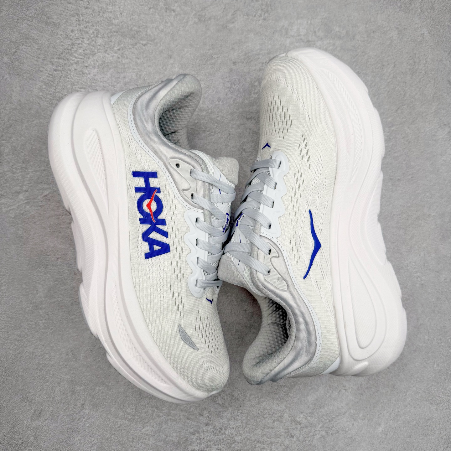 图片[3]-HOKA ONE ONE Bondi 9 WIDE 邦迪九代舒适防滑耐磨低帮休闲跑步鞋 HOKA ONE ONE是来自美国的跑步鞋知名品牌，创立于2009年，始终致力于为所有跑者提供更新、更好的跑步装备。相比常规跑鞋，HOKA ONE ONE特别研发使用性能独特的几何形跑鞋中底，此种鞋底更厚、更高、回弹性也更好，除了卓越的缓冲性能，它还能內各种阶段的跑者带来更具动感、更加稳定的跑步体验。HOKAONE ONE从设计之初就清楚意识到，要保证跑者步幅的均匀一致，双脚自然而然的运动至关重要。尺码：36 36.5 37.5 38 38.5 39 40 40.5 41 42 42.5 43 44 44.5 45-选品中心