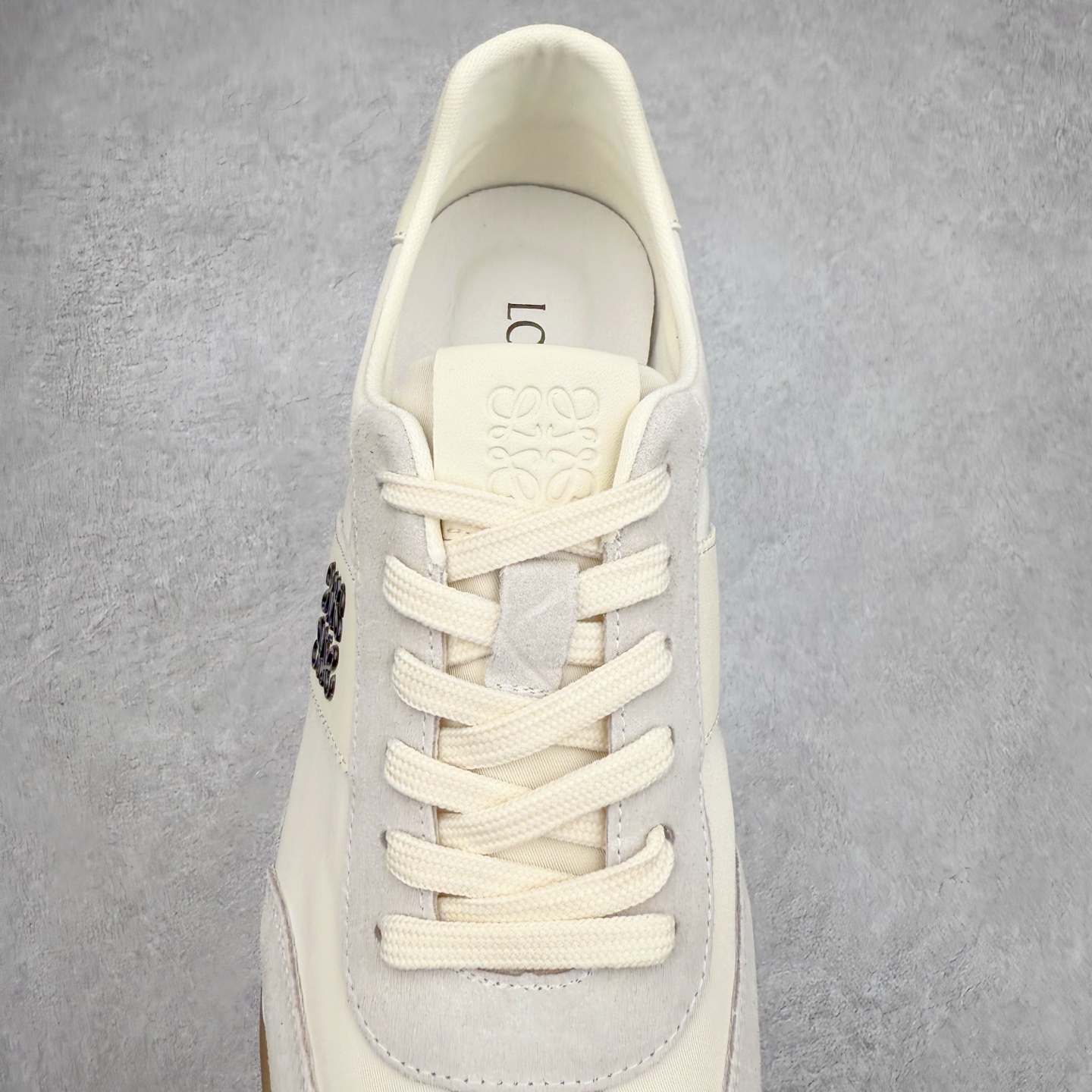 图片[5]-罗意威/Loewe Ballet Runner 25ss春季新款爆款 2.0系列阿甘复古风德训鞋薄底百搭休闲运动鞋 外贸出口订单 广东原厂 作为Loewe的标志性设计 超柔软，轻便且灵活的鞋底，升级的柔软皮革内衬和鞋床，提供最大舒适感，真皮和皮料混搭彰显复古风格 拼色德训鞋 阿甘鞋 小白鞋 拼色拼接鞋面 柔软舒适 被评为年度最舒适的暴走鞋 如履平地 原版细节 鞋面由进口麂皮 原版冰丝布拼接 真皮垫脚 原版定制磨具组合大底 原盒包装 众多明星同款上脚 极具爆款。尺码：38 39 40 41 42 43 44-选品中心