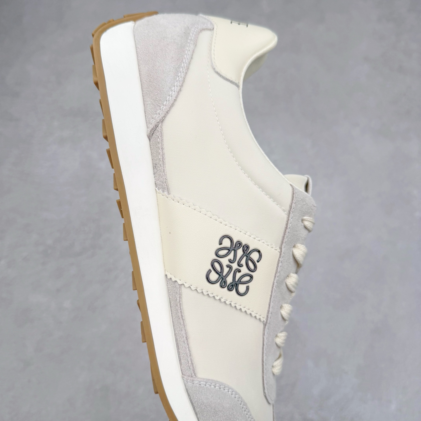 图片[6]-罗意威/Loewe Ballet Runner 25ss春季新款爆款 2.0系列阿甘复古风德训鞋薄底百搭休闲运动鞋 外贸出口订单 广东原厂 作为Loewe的标志性设计 超柔软，轻便且灵活的鞋底，升级的柔软皮革内衬和鞋床，提供最大舒适感，真皮和皮料混搭彰显复古风格 拼色德训鞋 阿甘鞋 小白鞋 拼色拼接鞋面 柔软舒适 被评为年度最舒适的暴走鞋 如履平地 原版细节 鞋面由进口麂皮 原版冰丝布拼接 真皮垫脚 原版定制磨具组合大底 原盒包装 众多明星同款上脚 极具爆款。尺码：38 39 40 41 42 43 44-选品中心