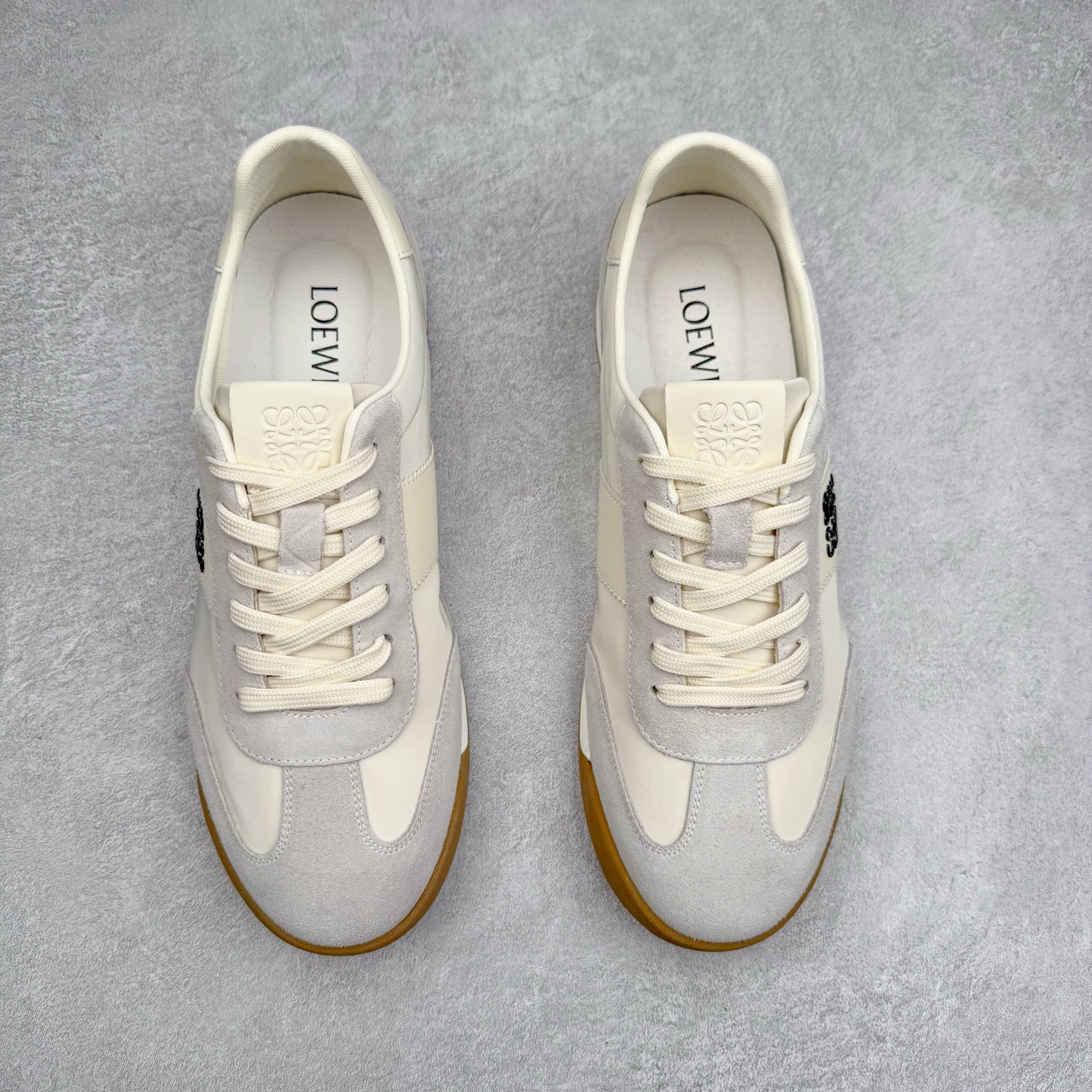 图片[2]-罗意威/Loewe Ballet Runner 25ss春季新款爆款 2.0系列阿甘复古风德训鞋薄底百搭休闲运动鞋 外贸出口订单 广东原厂 作为Loewe的标志性设计 超柔软，轻便且灵活的鞋底，升级的柔软皮革内衬和鞋床，提供最大舒适感，真皮和皮料混搭彰显复古风格 拼色德训鞋 阿甘鞋 小白鞋 拼色拼接鞋面 柔软舒适 被评为年度最舒适的暴走鞋 如履平地 原版细节 鞋面由进口麂皮 原版冰丝布拼接 真皮垫脚 原版定制磨具组合大底 原盒包装 众多明星同款上脚 极具爆款。尺码：38 39 40 41 42 43 44-选品中心