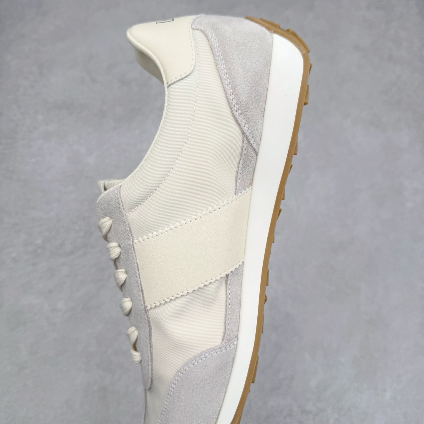 图片[7]-罗意威/Loewe Ballet Runner 25ss春季新款爆款 2.0系列阿甘复古风德训鞋薄底百搭休闲运动鞋 外贸出口订单 广东原厂 作为Loewe的标志性设计 超柔软，轻便且灵活的鞋底，升级的柔软皮革内衬和鞋床，提供最大舒适感，真皮和皮料混搭彰显复古风格 拼色德训鞋 阿甘鞋 小白鞋 拼色拼接鞋面 柔软舒适 被评为年度最舒适的暴走鞋 如履平地 原版细节 鞋面由进口麂皮 原版冰丝布拼接 真皮垫脚 原版定制磨具组合大底 原盒包装 众多明星同款上脚 极具爆款。尺码：38 39 40 41 42 43 44-选品中心