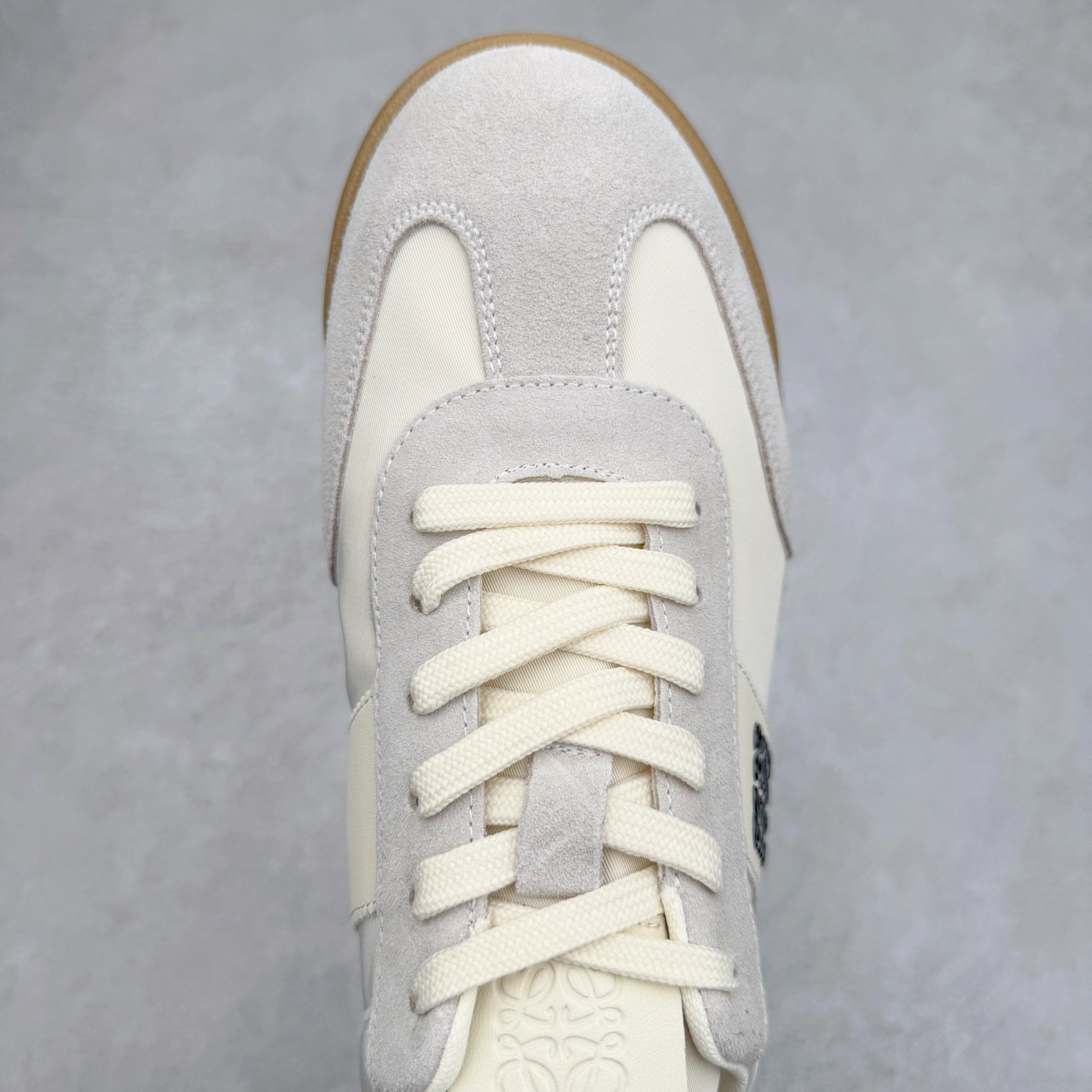 图片[4]-罗意威/Loewe Ballet Runner 25ss春季新款爆款 2.0系列阿甘复古风德训鞋薄底百搭休闲运动鞋 外贸出口订单 广东原厂 作为Loewe的标志性设计 超柔软，轻便且灵活的鞋底，升级的柔软皮革内衬和鞋床，提供最大舒适感，真皮和皮料混搭彰显复古风格 拼色德训鞋 阿甘鞋 小白鞋 拼色拼接鞋面 柔软舒适 被评为年度最舒适的暴走鞋 如履平地 原版细节 鞋面由进口麂皮 原版冰丝布拼接 真皮垫脚 原版定制磨具组合大底 原盒包装 众多明星同款上脚 极具爆款。尺码：38 39 40 41 42 43 44-选品中心