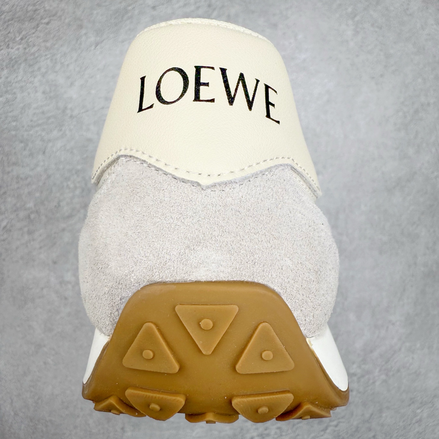 图片[8]-罗意威/Loewe Ballet Runner 25ss春季新款爆款 2.0系列阿甘复古风德训鞋薄底百搭休闲运动鞋 外贸出口订单 广东原厂 作为Loewe的标志性设计 超柔软，轻便且灵活的鞋底，升级的柔软皮革内衬和鞋床，提供最大舒适感，真皮和皮料混搭彰显复古风格 拼色德训鞋 阿甘鞋 小白鞋 拼色拼接鞋面 柔软舒适 被评为年度最舒适的暴走鞋 如履平地 原版细节 鞋面由进口麂皮 原版冰丝布拼接 真皮垫脚 原版定制磨具组合大底 原盒包装 众多明星同款上脚 极具爆款。尺码：38 39 40 41 42 43 44-选品中心