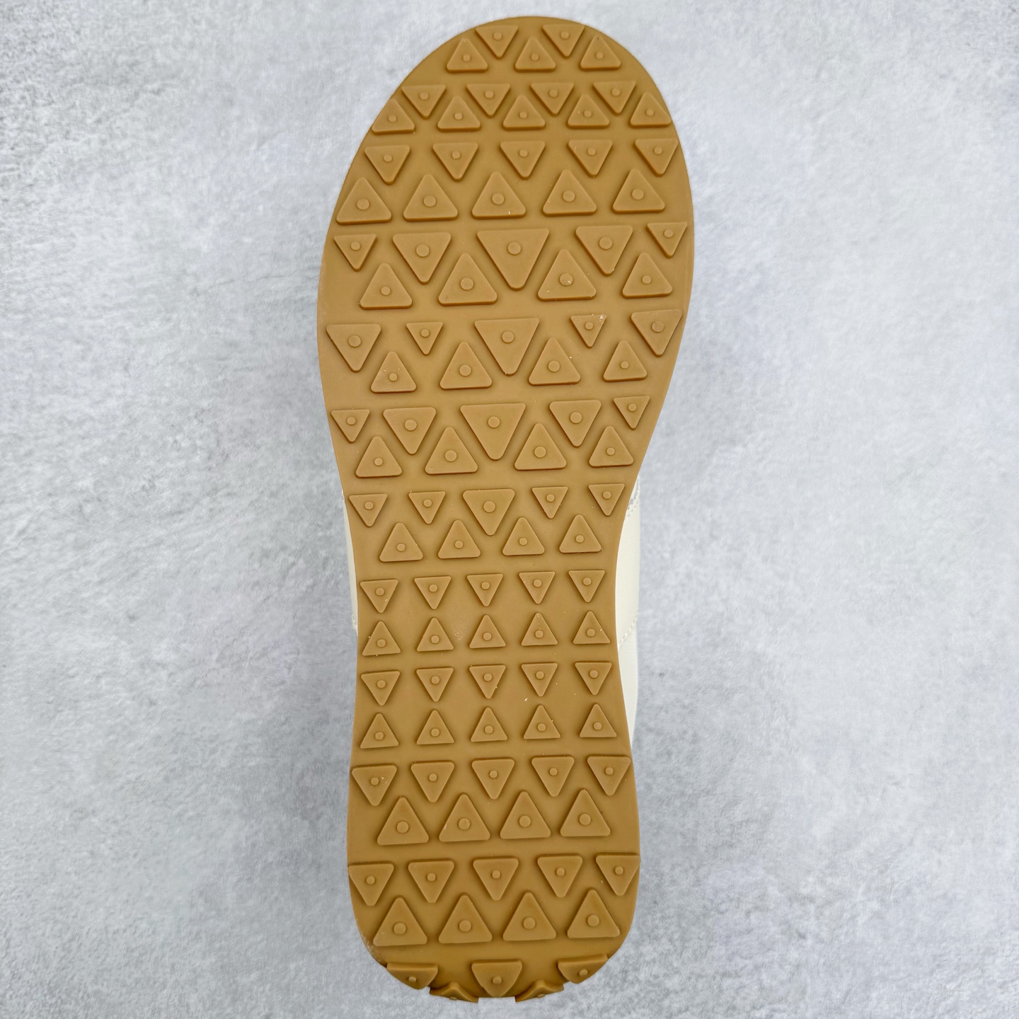 图片[9]-罗意威/Loewe Ballet Runner 25ss春季新款爆款 2.0系列阿甘复古风德训鞋薄底百搭休闲运动鞋 外贸出口订单 广东原厂 作为Loewe的标志性设计 超柔软，轻便且灵活的鞋底，升级的柔软皮革内衬和鞋床，提供最大舒适感，真皮和皮料混搭彰显复古风格 拼色德训鞋 阿甘鞋 小白鞋 拼色拼接鞋面 柔软舒适 被评为年度最舒适的暴走鞋 如履平地 原版细节 鞋面由进口麂皮 原版冰丝布拼接 真皮垫脚 原版定制磨具组合大底 原盒包装 众多明星同款上脚 极具爆款。尺码：38 39 40 41 42 43 44-选品中心