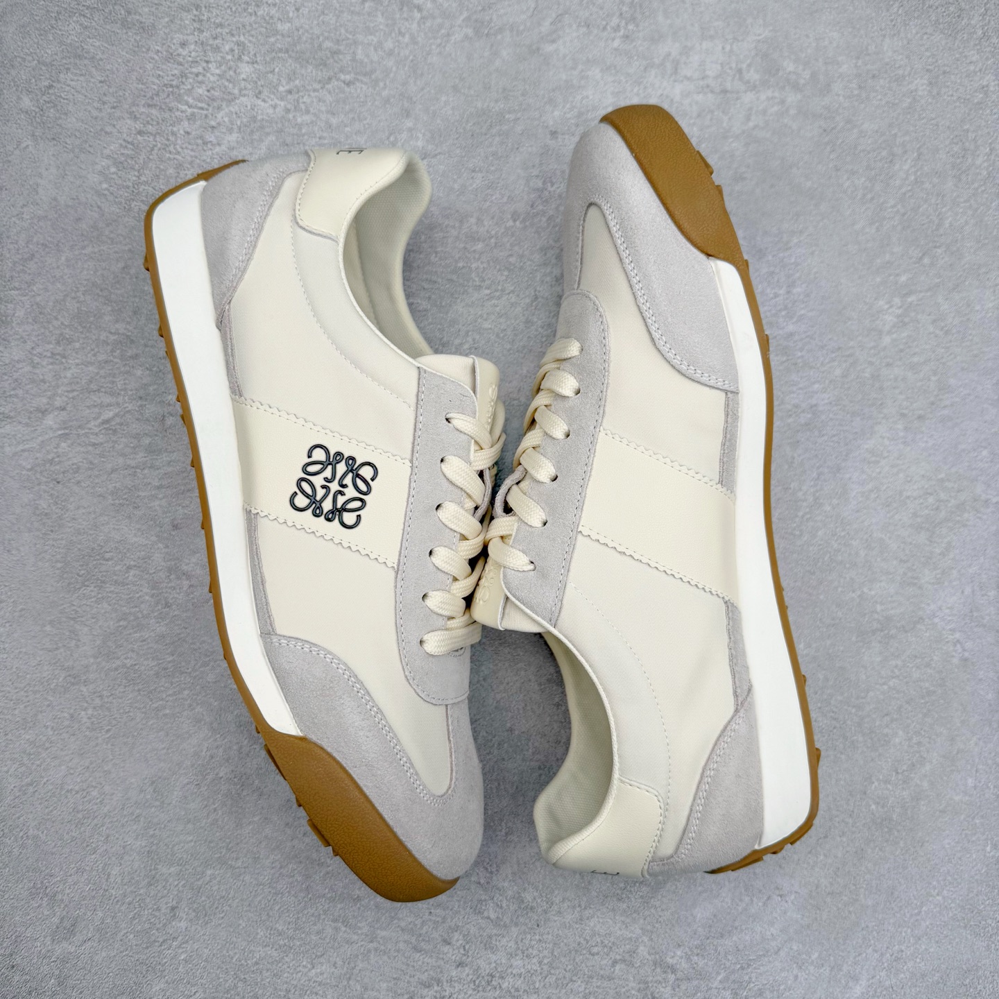 图片[3]-罗意威/Loewe Ballet Runner 25ss春季新款爆款 2.0系列阿甘复古风德训鞋薄底百搭休闲运动鞋 外贸出口订单 广东原厂 作为Loewe的标志性设计 超柔软，轻便且灵活的鞋底，升级的柔软皮革内衬和鞋床，提供最大舒适感，真皮和皮料混搭彰显复古风格 拼色德训鞋 阿甘鞋 小白鞋 拼色拼接鞋面 柔软舒适 被评为年度最舒适的暴走鞋 如履平地 原版细节 鞋面由进口麂皮 原版冰丝布拼接 真皮垫脚 原版定制磨具组合大底 原盒包装 众多明星同款上脚 极具爆款。尺码：38 39 40 41 42 43 44-选品中心