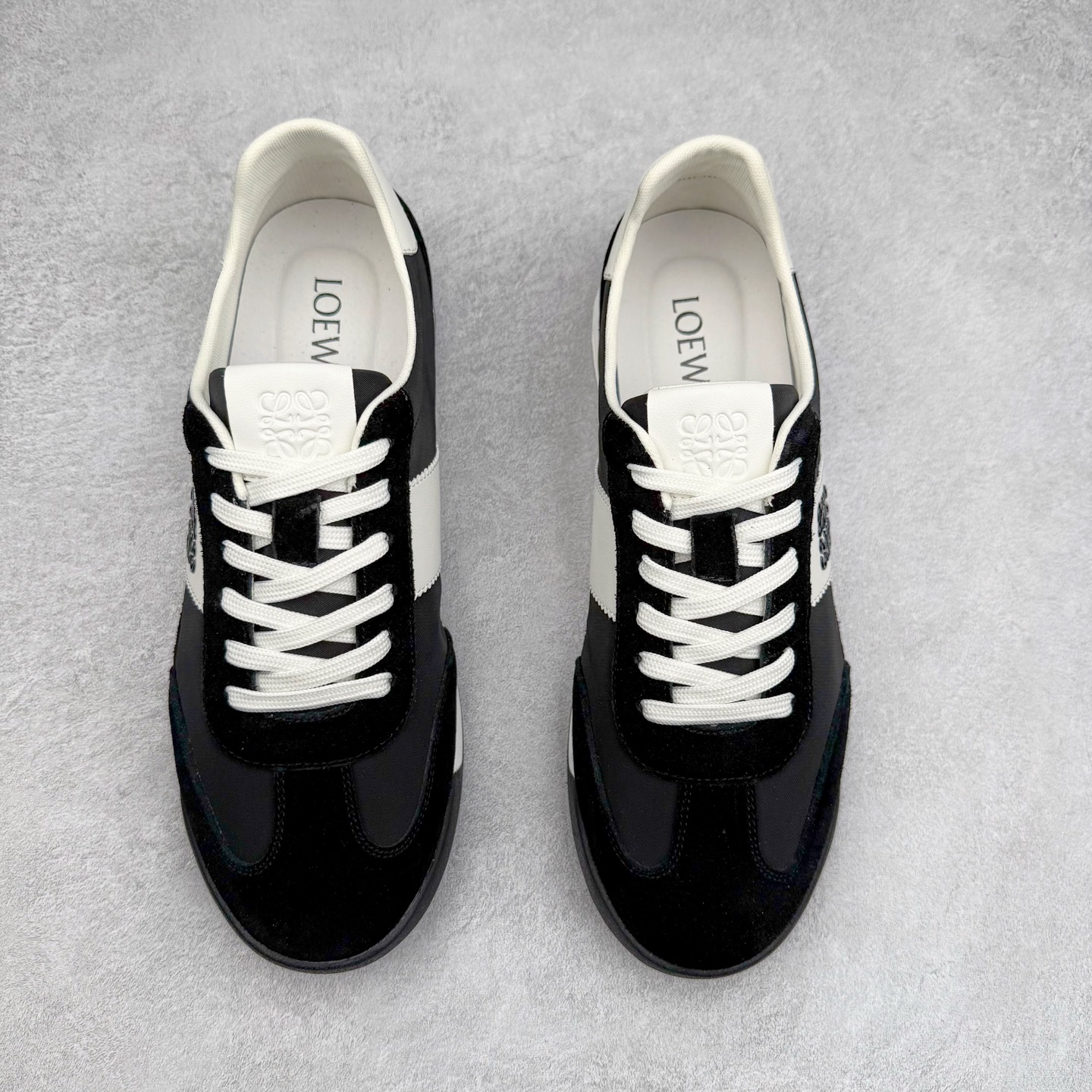 图片[2]-罗意威/Loewe Ballet Runner 25ss春季新款爆款 2.0系列阿甘复古风德训鞋薄底百搭休闲运动鞋 外贸出口订单 广东原厂 作为Loewe的标志性设计 超柔软，轻便且灵活的鞋底，升级的柔软皮革内衬和鞋床，提供最大舒适感，真皮和皮料混搭彰显复古风格 拼色德训鞋 阿甘鞋 小白鞋 拼色拼接鞋面 柔软舒适 被评为年度最舒适的暴走鞋 如履平地 原版细节 鞋面由进口麂皮 原版冰丝布拼接 真皮垫脚 原版定制磨具组合大底 原盒包装 众多明星同款上脚 极具爆款。尺码：38 39 40 41 42 43 44-选品中心