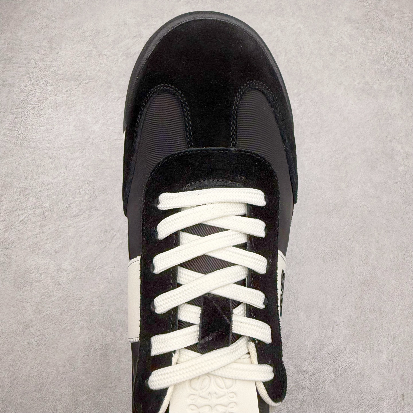 图片[4]-罗意威/Loewe Ballet Runner 25ss春季新款爆款 2.0系列阿甘复古风德训鞋薄底百搭休闲运动鞋 外贸出口订单 广东原厂 作为Loewe的标志性设计 超柔软，轻便且灵活的鞋底，升级的柔软皮革内衬和鞋床，提供最大舒适感，真皮和皮料混搭彰显复古风格 拼色德训鞋 阿甘鞋 小白鞋 拼色拼接鞋面 柔软舒适 被评为年度最舒适的暴走鞋 如履平地 原版细节 鞋面由进口麂皮 原版冰丝布拼接 真皮垫脚 原版定制磨具组合大底 原盒包装 众多明星同款上脚 极具爆款。尺码：38 39 40 41 42 43 44-选品中心