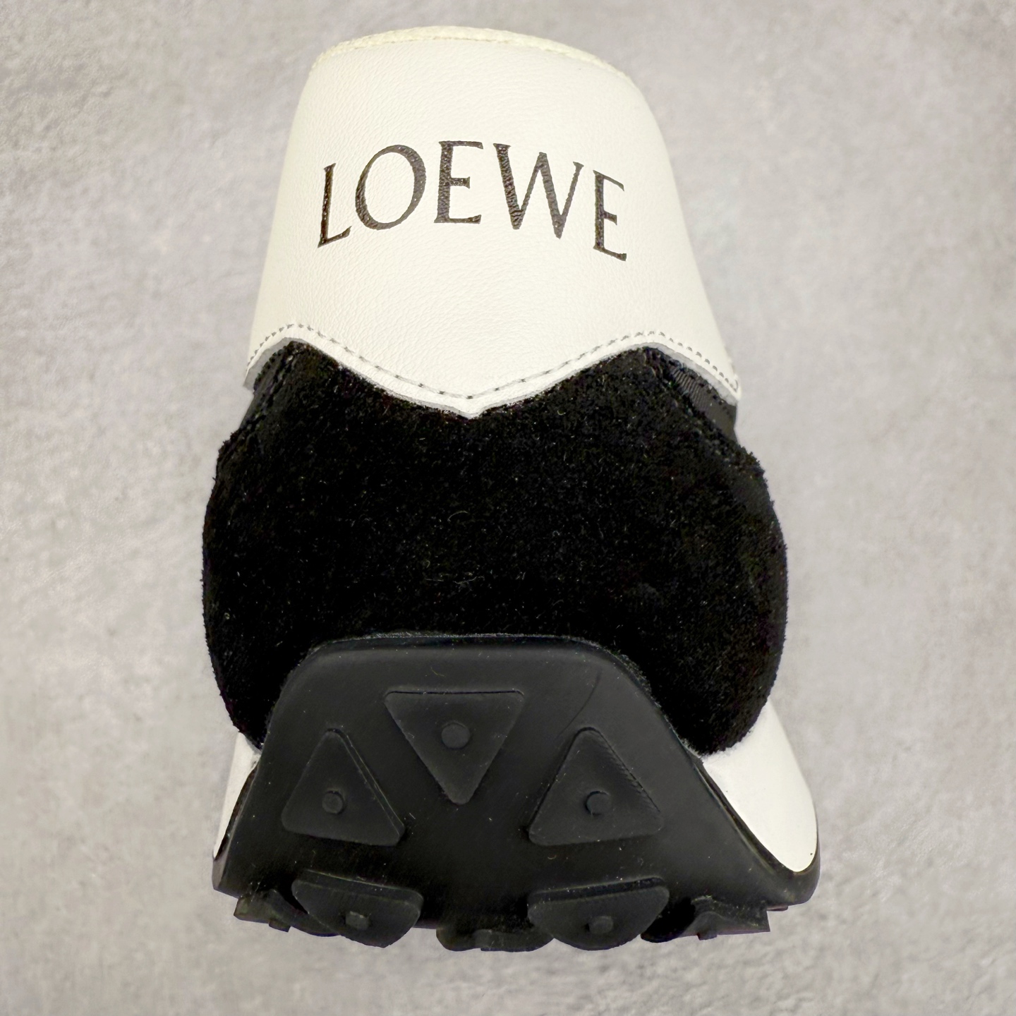 图片[8]-罗意威/Loewe Ballet Runner 25ss春季新款爆款 2.0系列阿甘复古风德训鞋薄底百搭休闲运动鞋 外贸出口订单 广东原厂 作为Loewe的标志性设计 超柔软，轻便且灵活的鞋底，升级的柔软皮革内衬和鞋床，提供最大舒适感，真皮和皮料混搭彰显复古风格 拼色德训鞋 阿甘鞋 小白鞋 拼色拼接鞋面 柔软舒适 被评为年度最舒适的暴走鞋 如履平地 原版细节 鞋面由进口麂皮 原版冰丝布拼接 真皮垫脚 原版定制磨具组合大底 原盒包装 众多明星同款上脚 极具爆款。尺码：38 39 40 41 42 43 44-选品中心