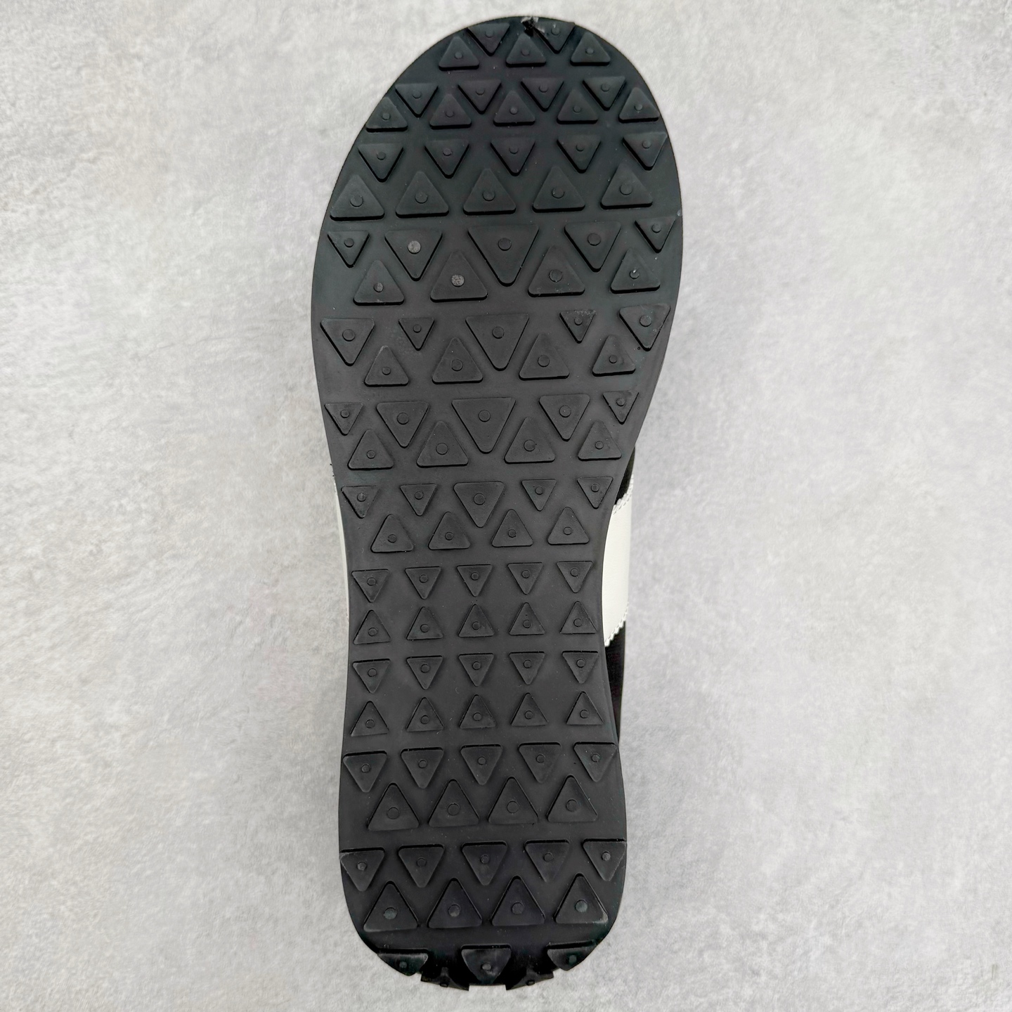 图片[9]-罗意威/Loewe Ballet Runner 25ss春季新款爆款 2.0系列阿甘复古风德训鞋薄底百搭休闲运动鞋 外贸出口订单 广东原厂 作为Loewe的标志性设计 超柔软，轻便且灵活的鞋底，升级的柔软皮革内衬和鞋床，提供最大舒适感，真皮和皮料混搭彰显复古风格 拼色德训鞋 阿甘鞋 小白鞋 拼色拼接鞋面 柔软舒适 被评为年度最舒适的暴走鞋 如履平地 原版细节 鞋面由进口麂皮 原版冰丝布拼接 真皮垫脚 原版定制磨具组合大底 原盒包装 众多明星同款上脚 极具爆款。尺码：38 39 40 41 42 43 44-选品中心